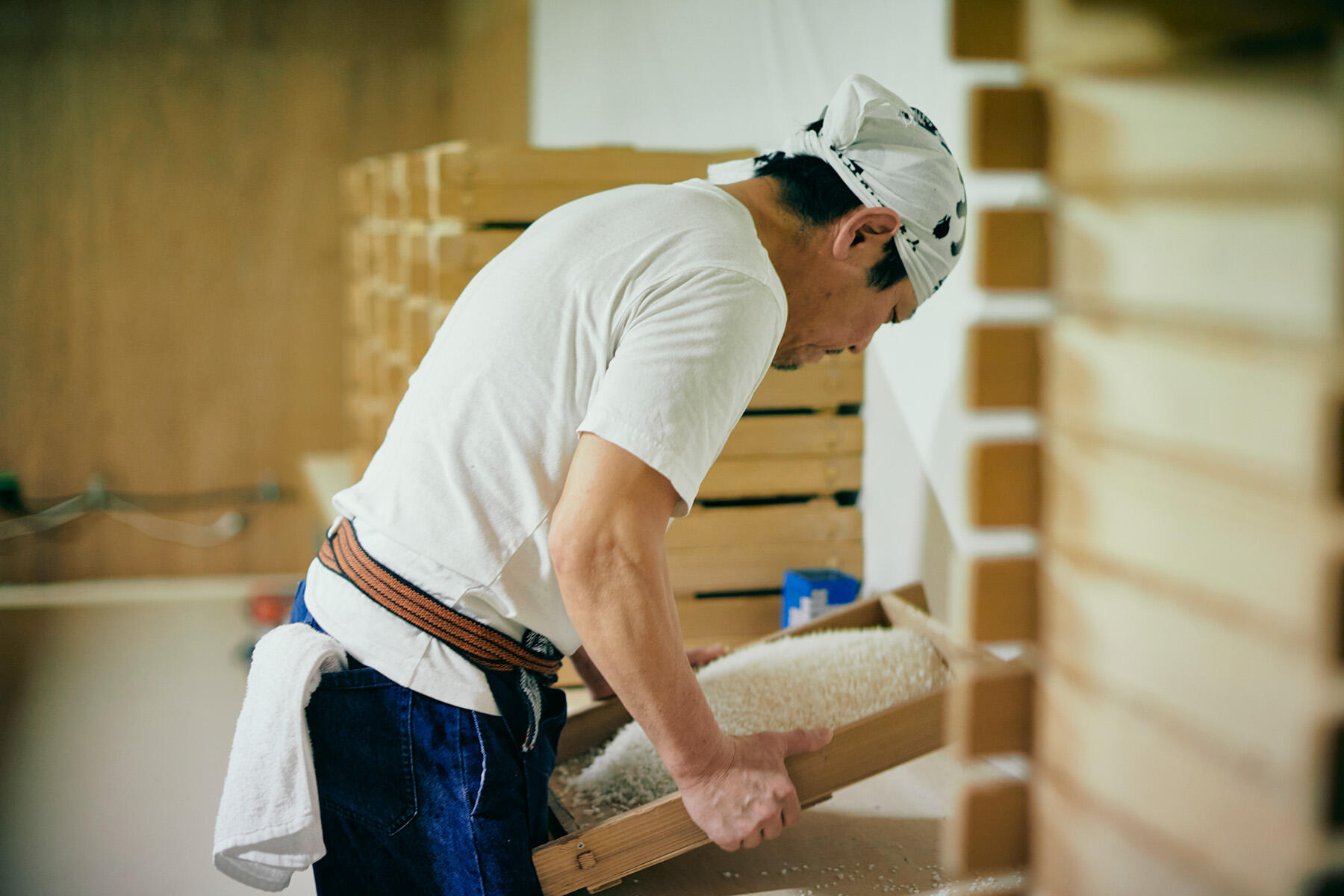 麹室での仲仕事