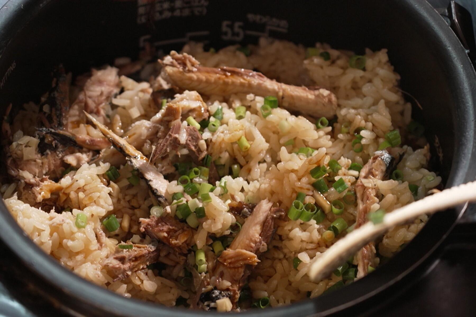 サンマの風味と脂が溶け合う逸品“炊き込みご飯”