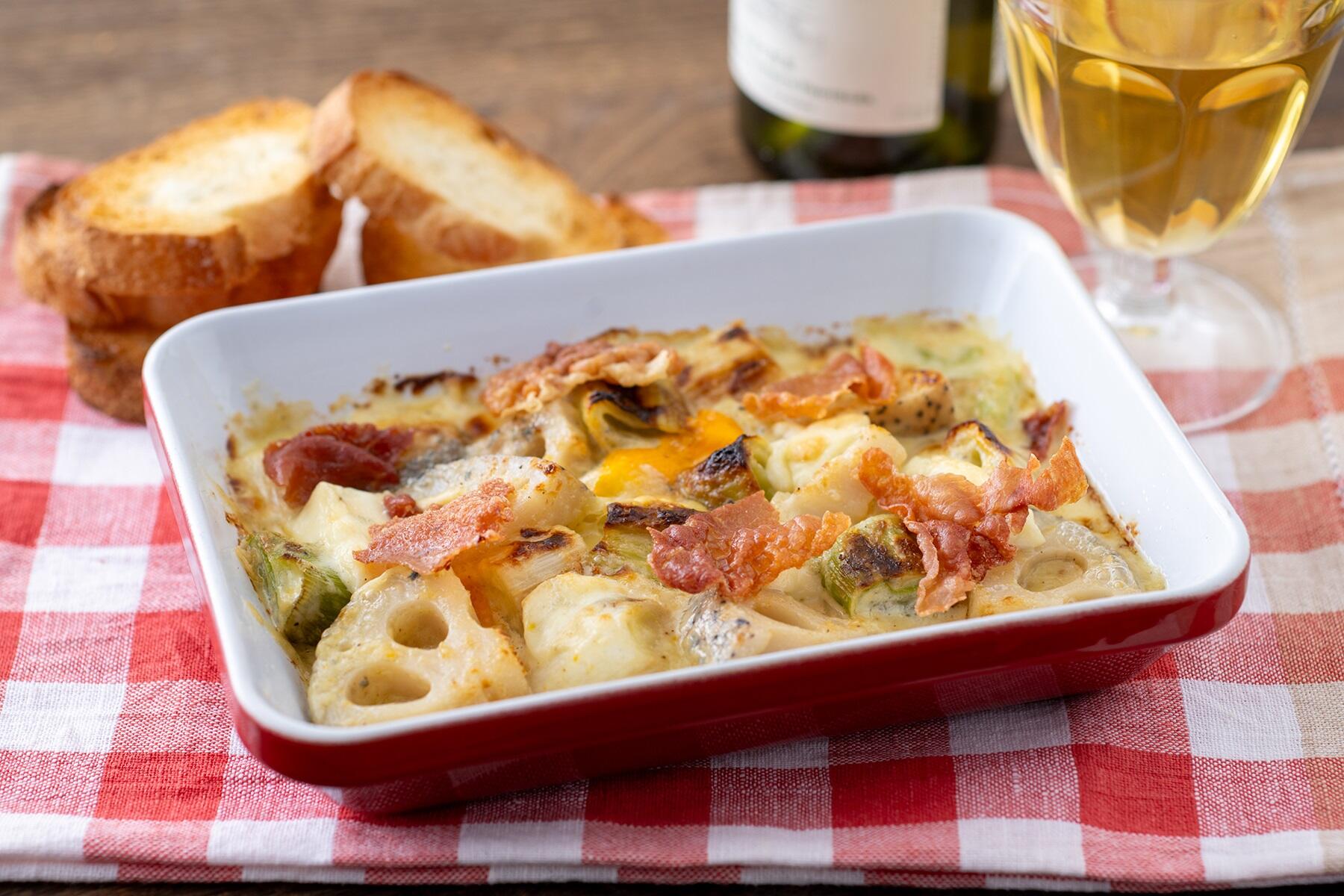 残ったチーズが活躍！ワインに合う“れんこんと長ねぎのチーズ焼き”