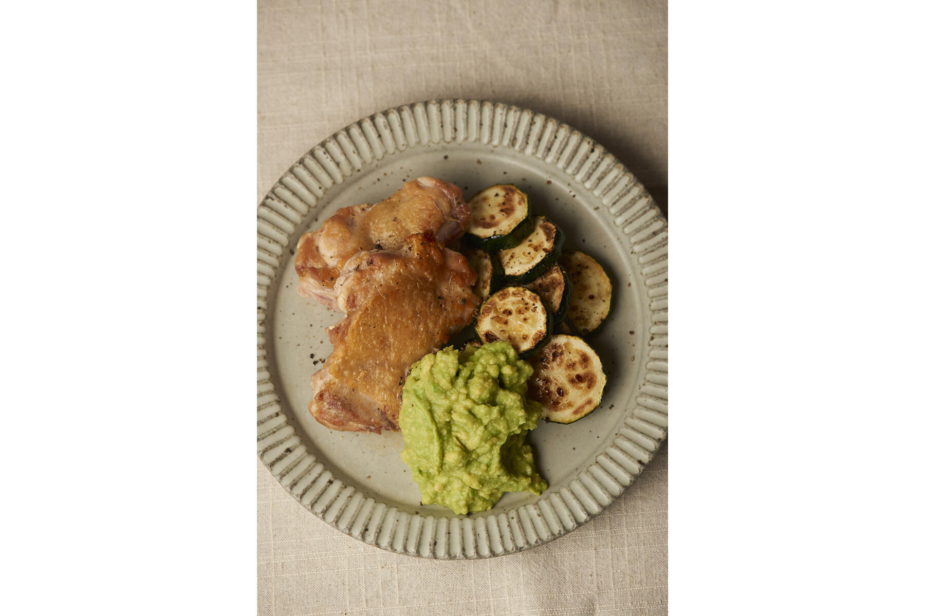 パリパリ鶏のアボカドディップ添え