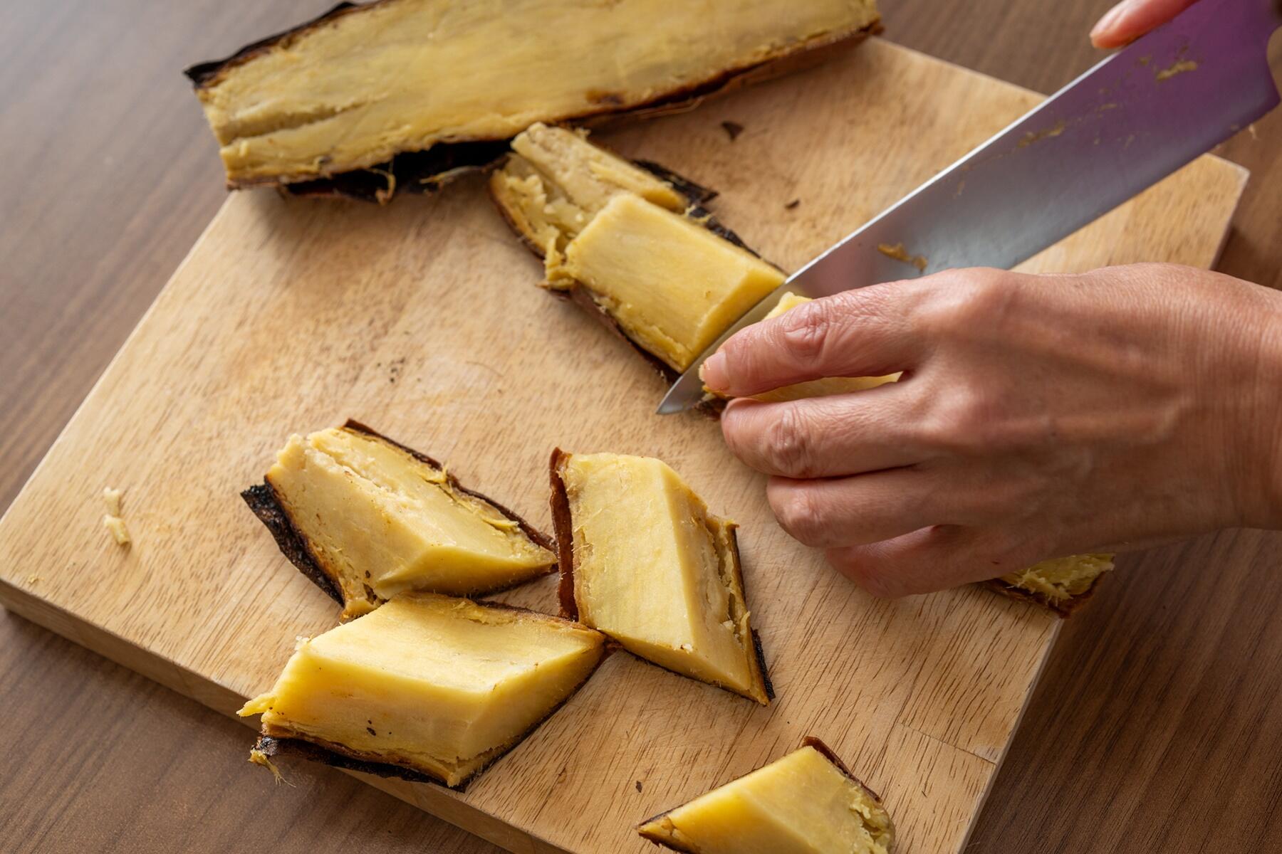 焼きいもに粉類をまぶす