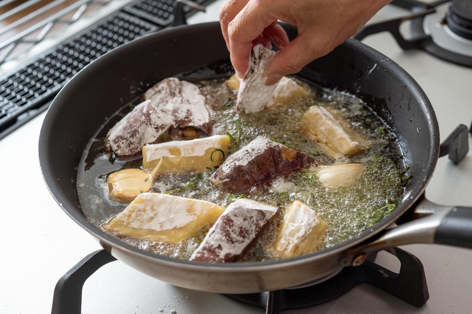ハーブを加えて焼きいもを揚げる