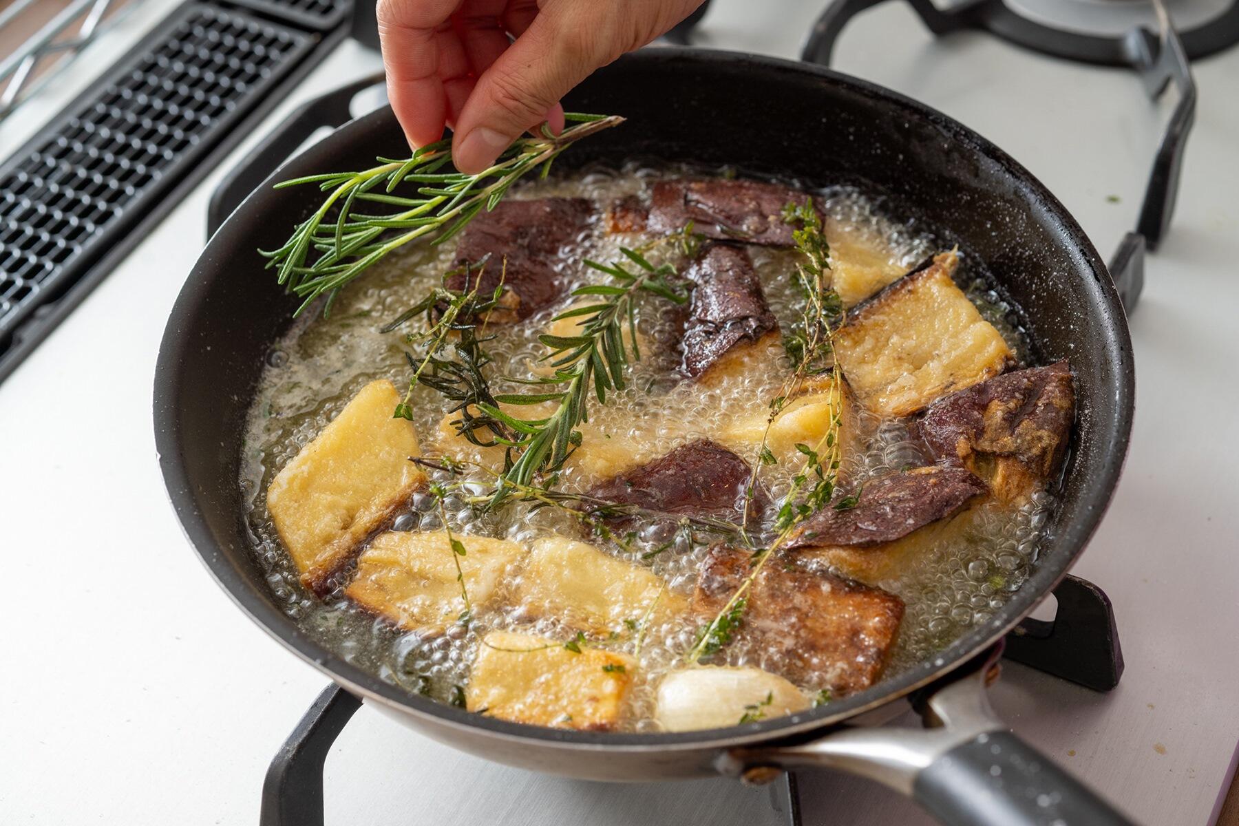 残りのハーブを加える