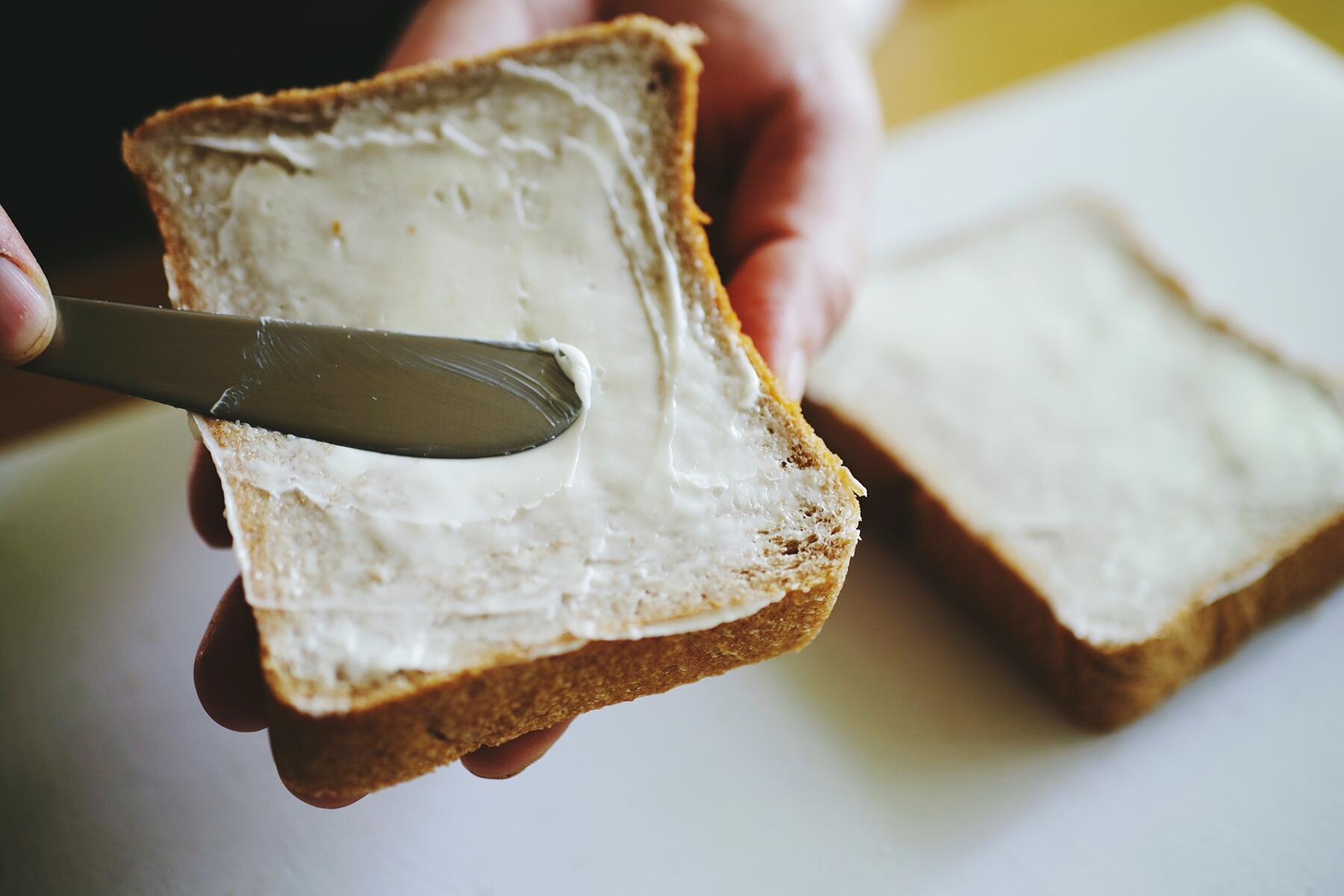 食パンにカルピスバターを塗る