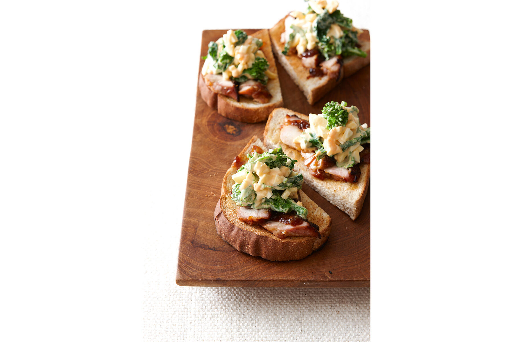 菜の花入りタルタルのチキンオープンサンド