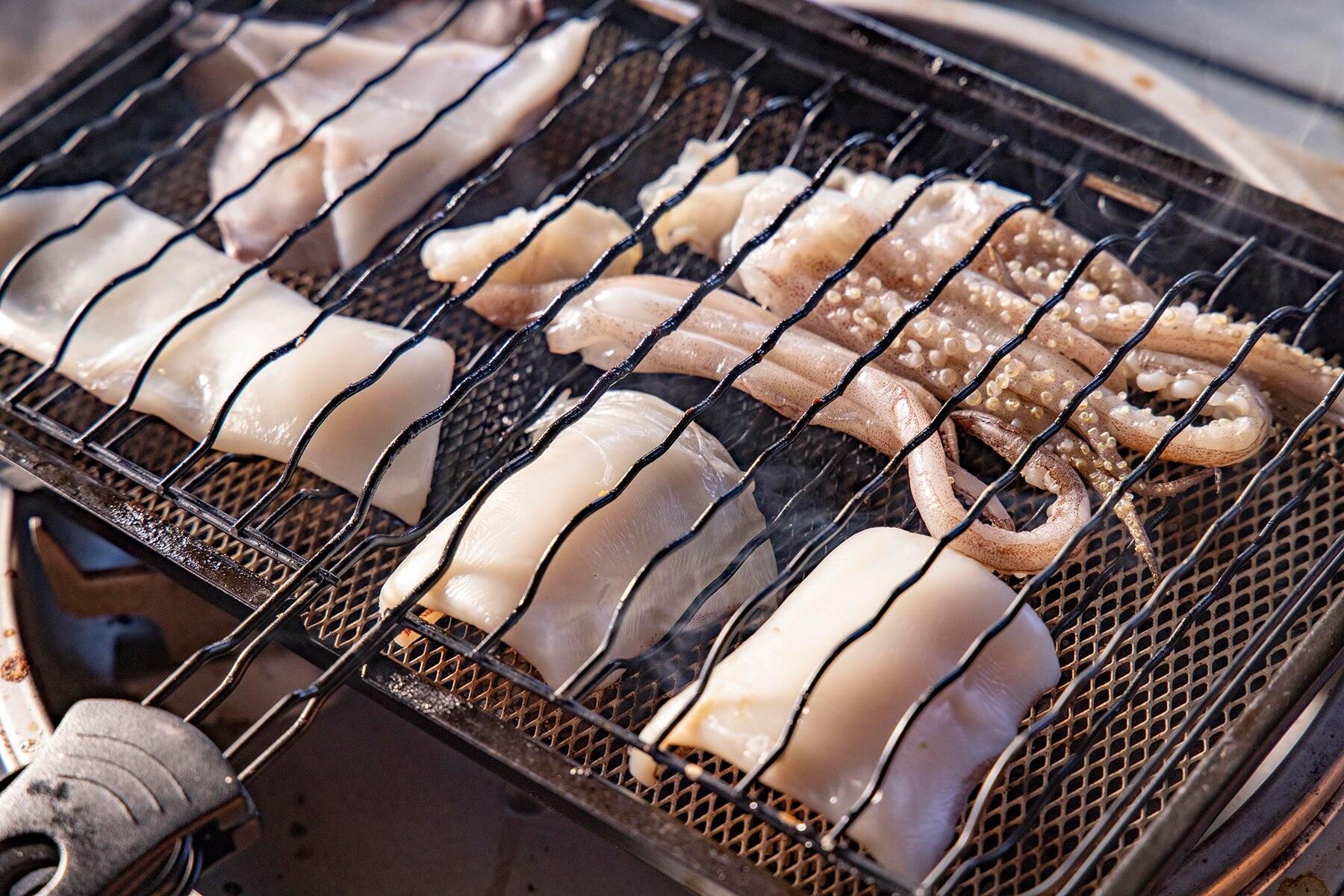 イカを焼く