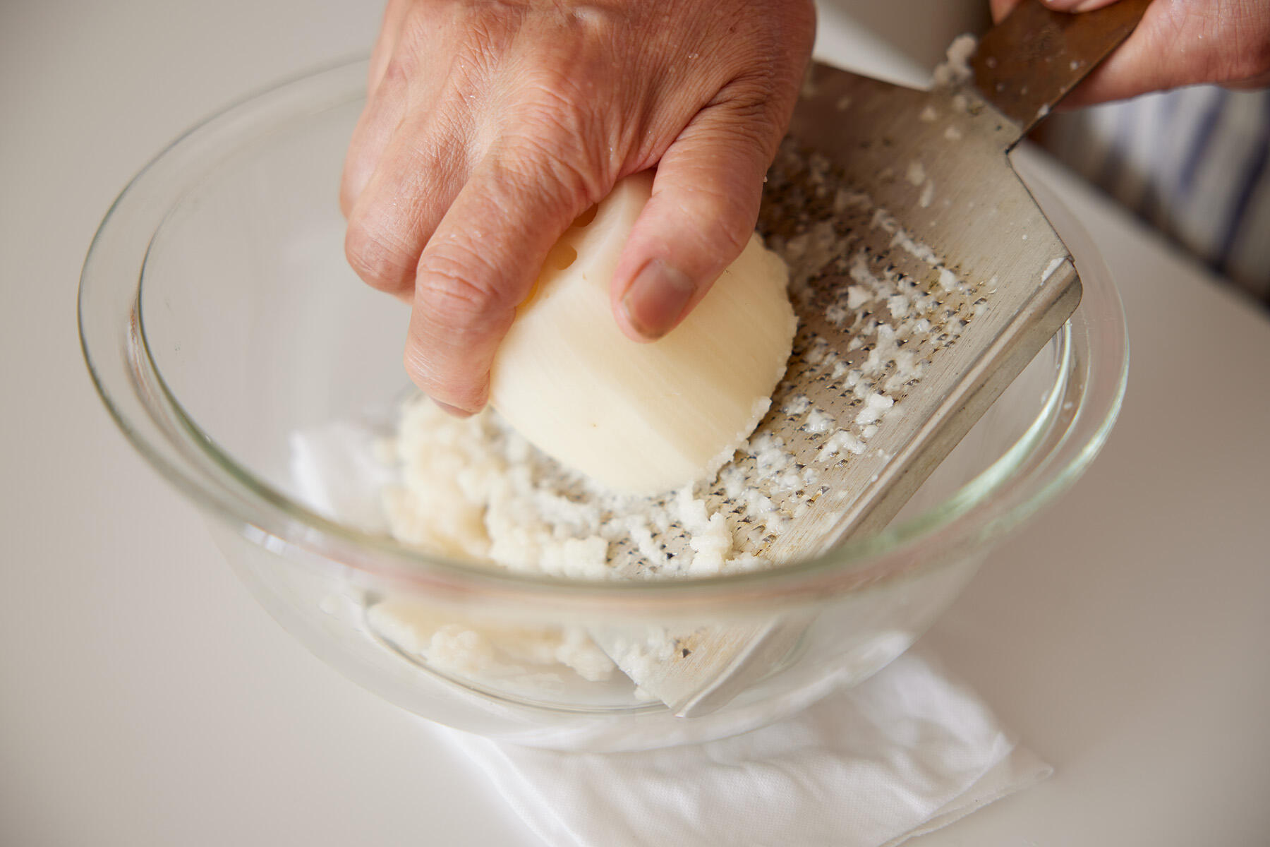 れんこんをすりおろす