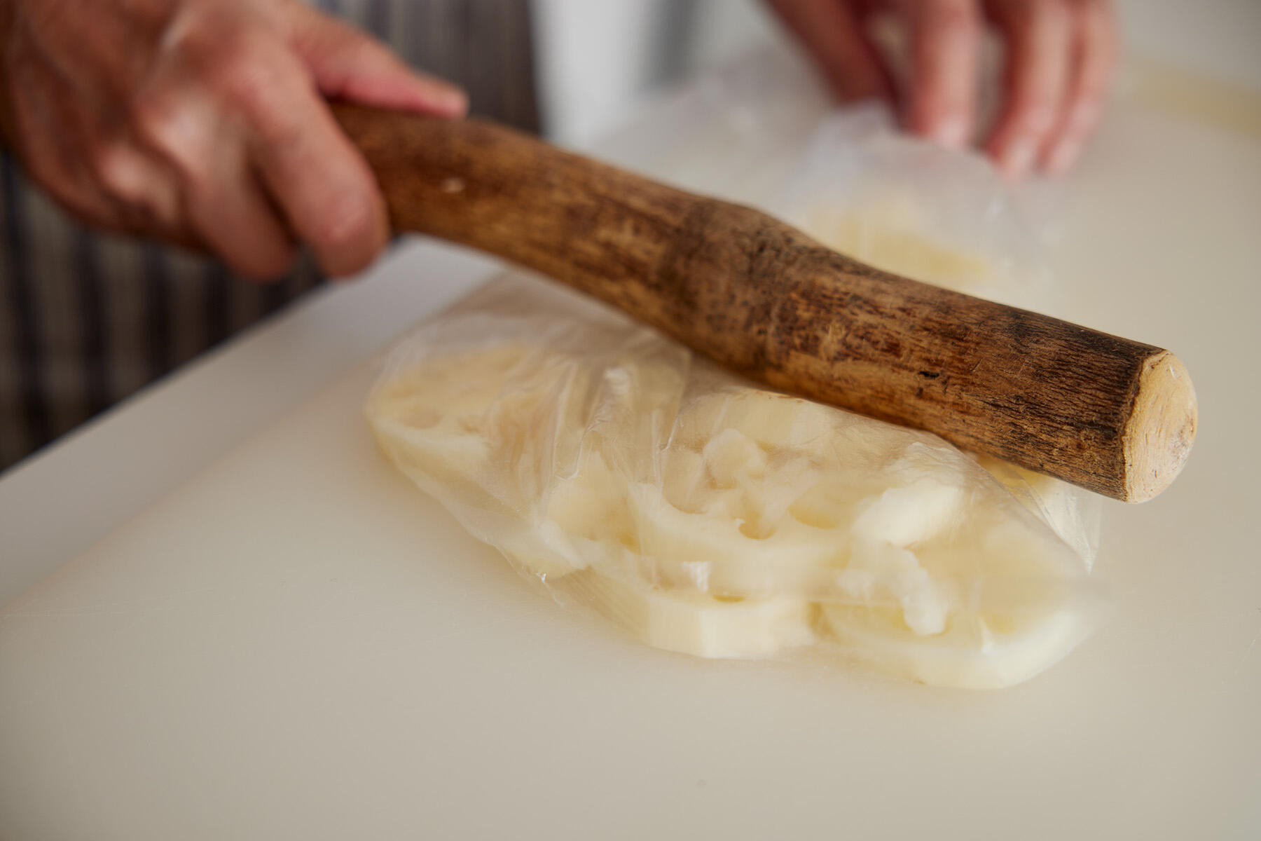 れんこんをたたく