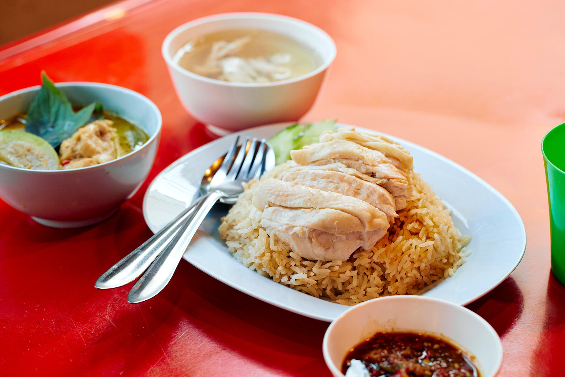 グリーンカレーとカオマンガイの2種盛り