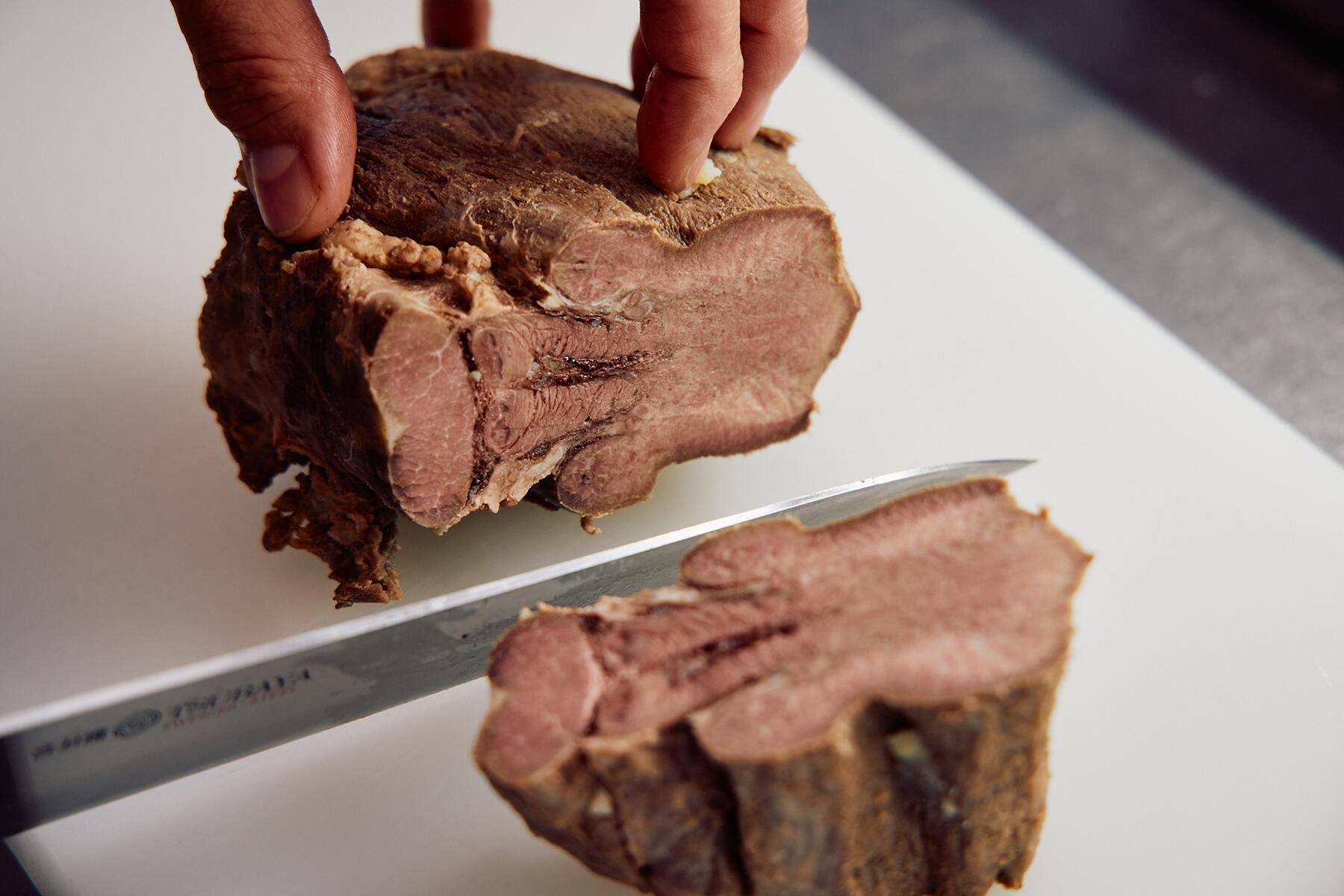 柔らかく煮えた牛タン