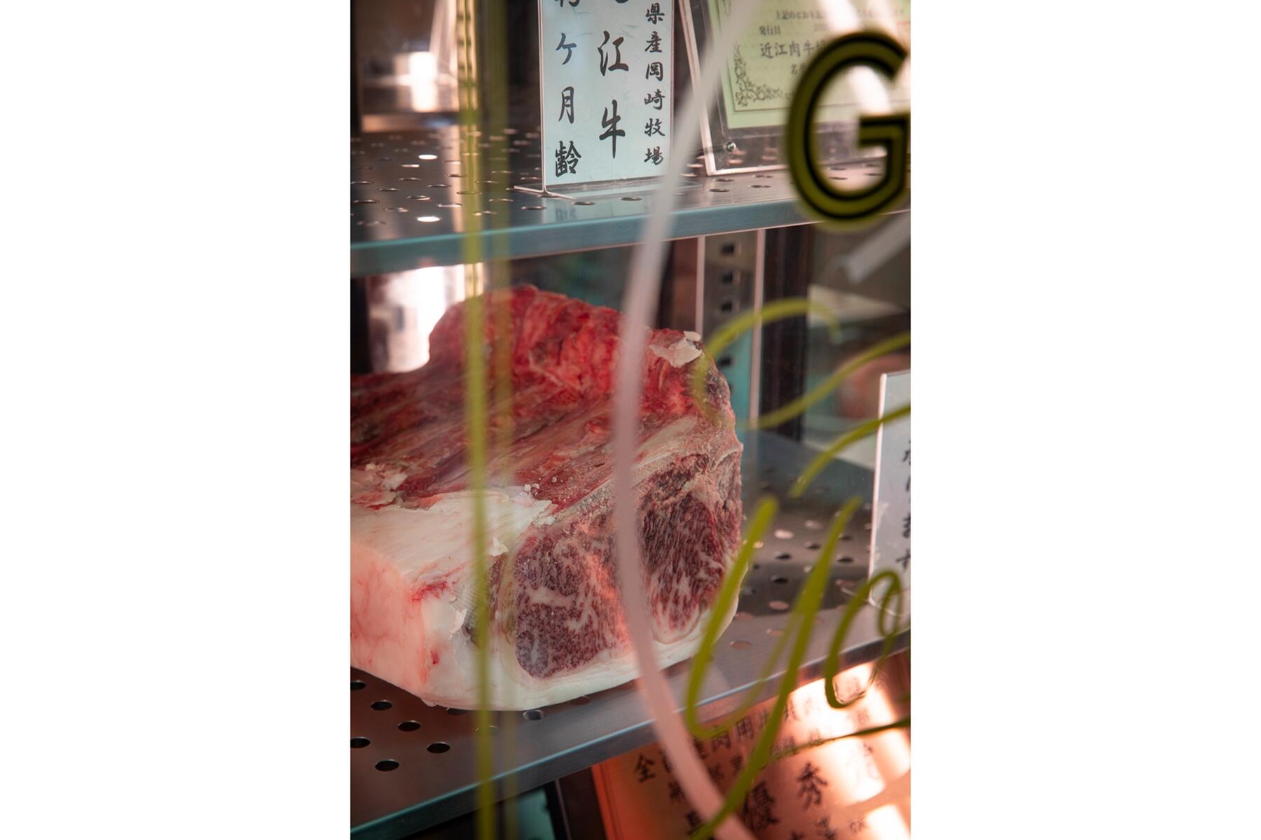 追熟中の骨付き塊肉