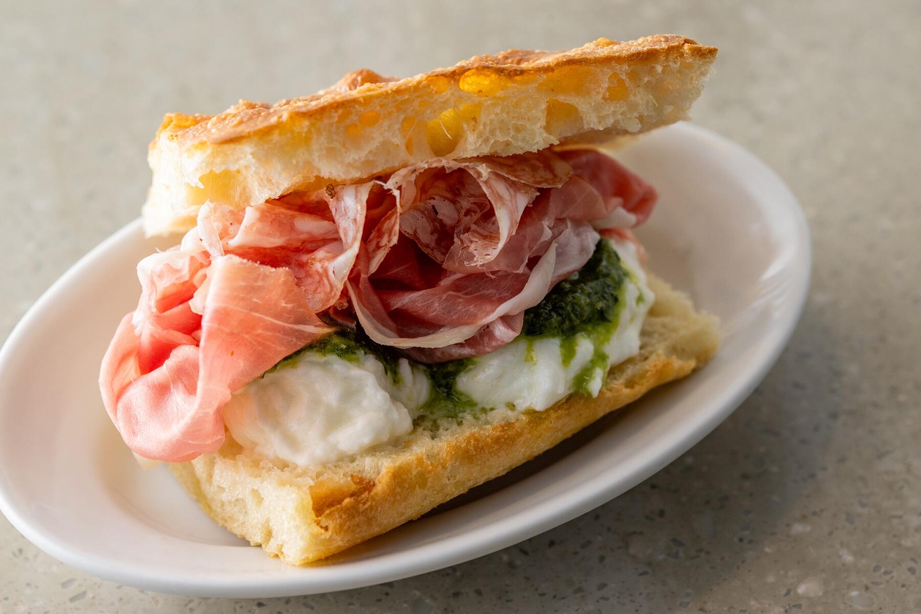 生ハム、モッツァレラ、ルッコラソースのフォカッチャサンド