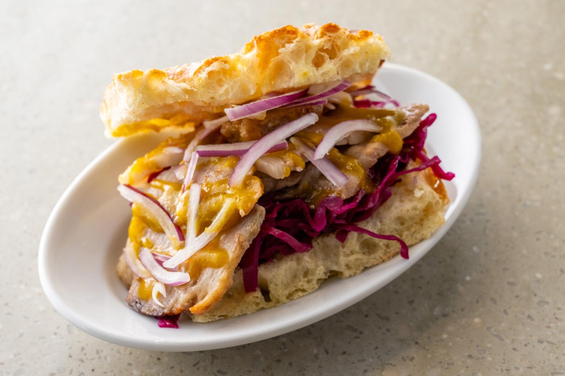 牛バラ肉のロースト、マンゴーハラペーニョソースのフォカッチャサンド