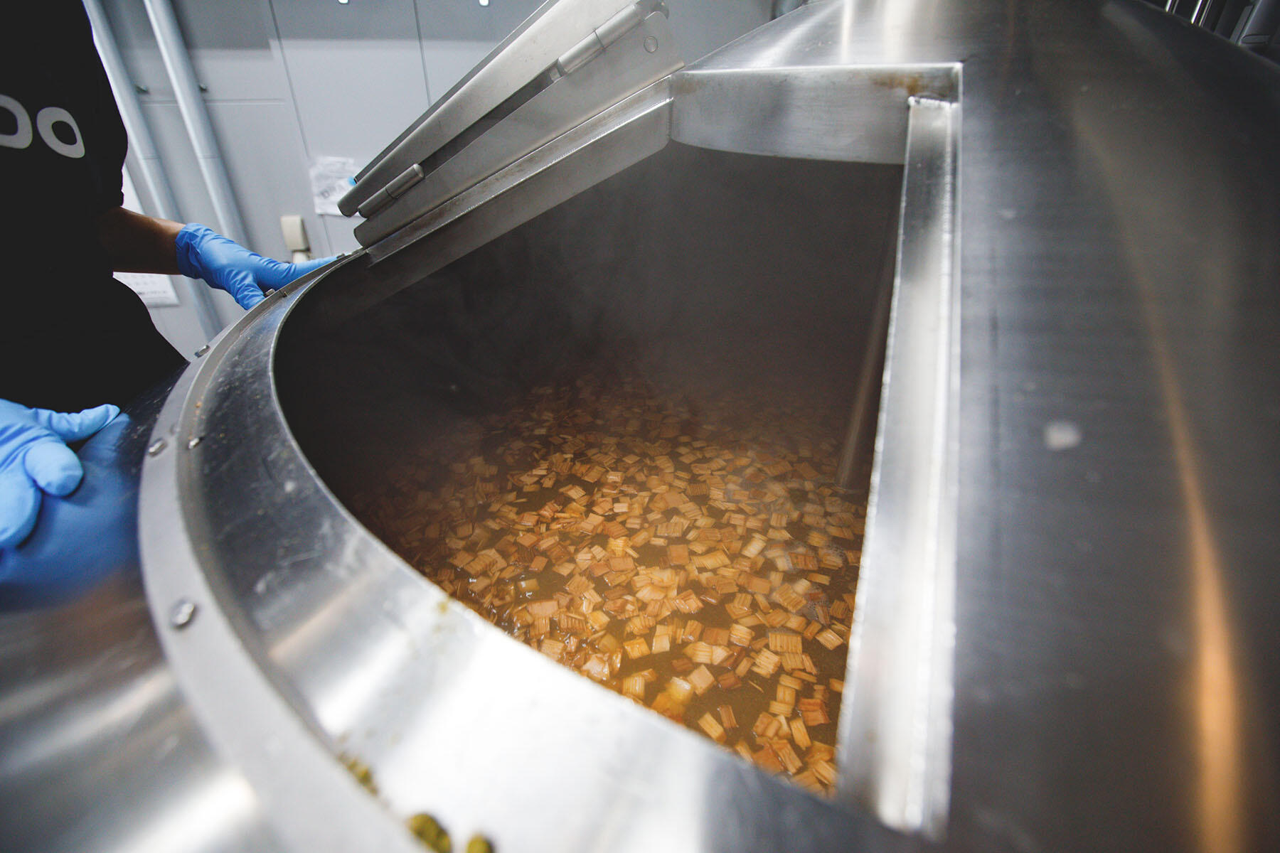 杉チップを投入