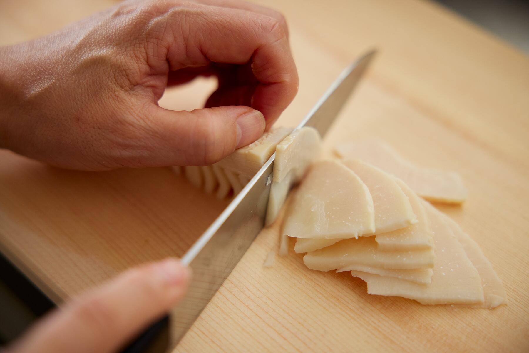 筍をカットする