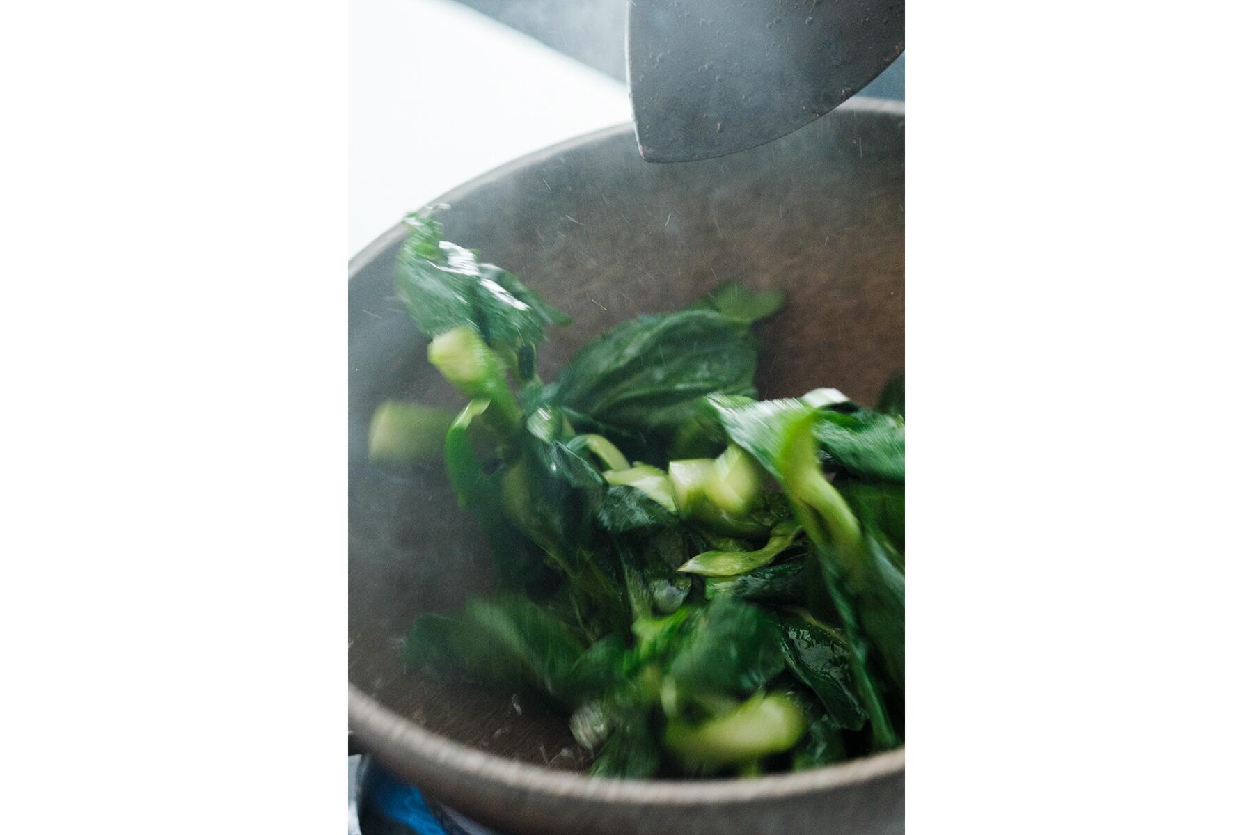 カイラン菜を炒める