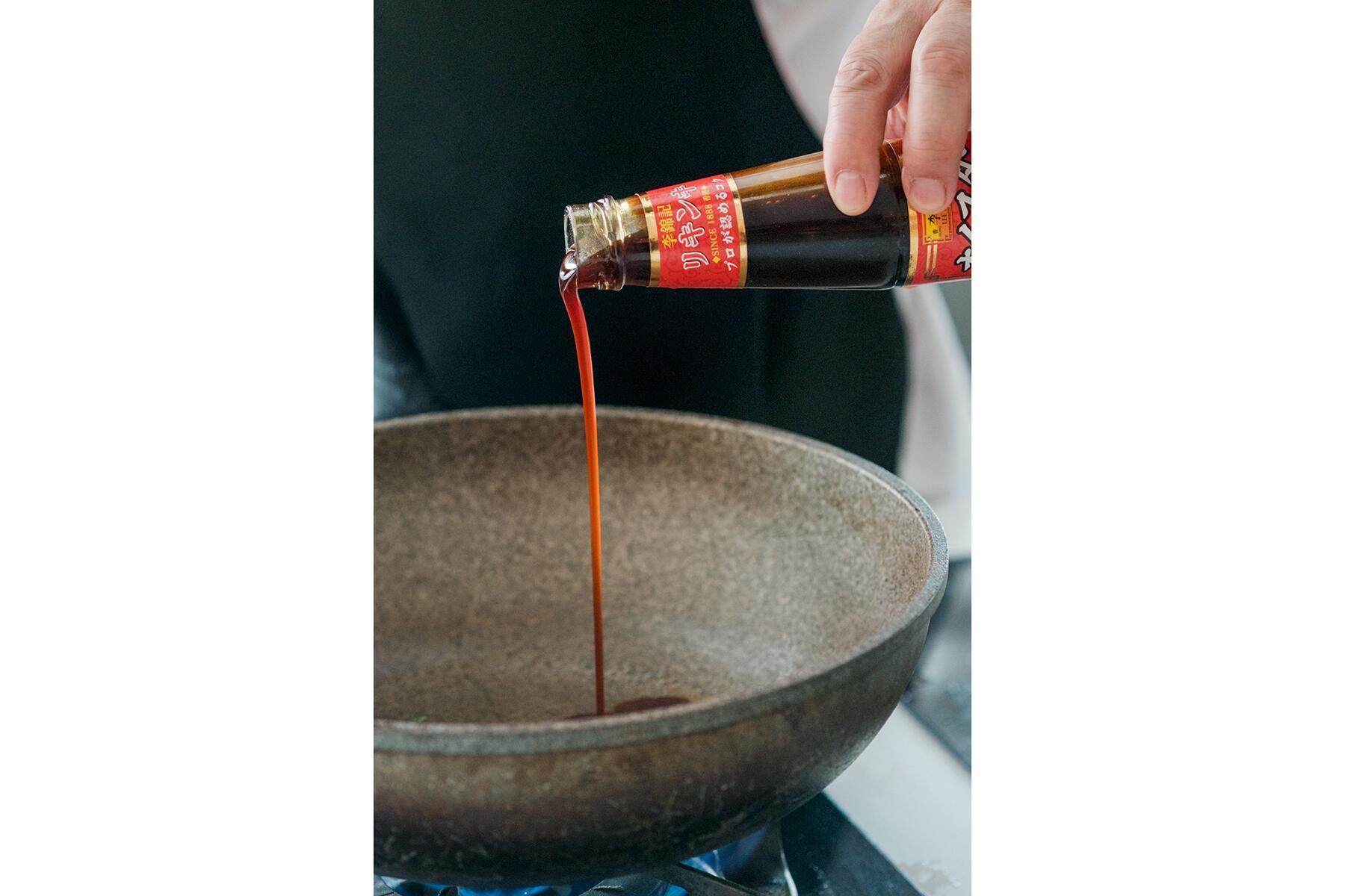 ブロッコリーをゆで、フライパンに調味料を沸かす