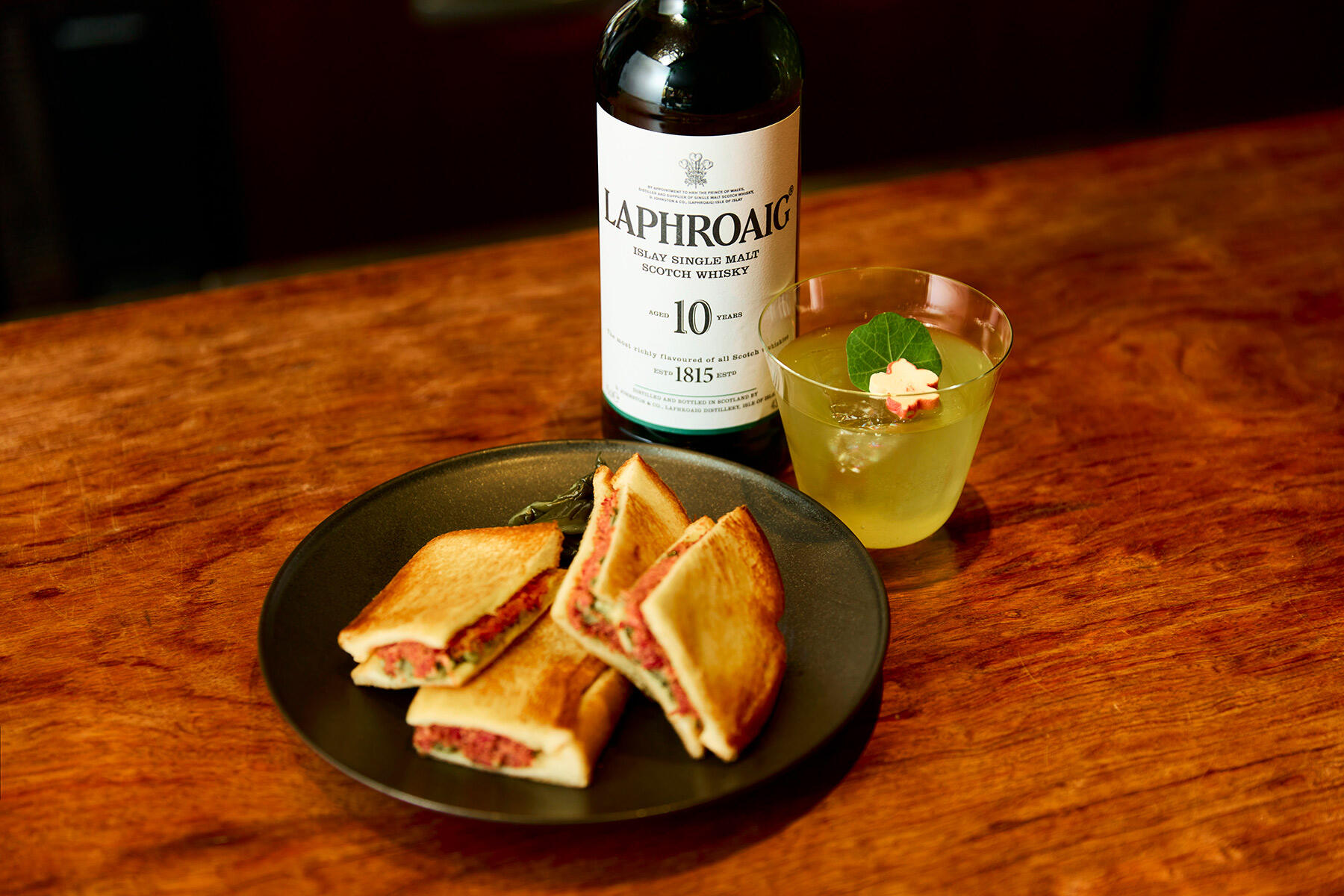 「ラフロイグ10年&昆布玉露茶」と「腰塚コンビーフの昆布〆と村上重しば漬けのサンドイッチ」