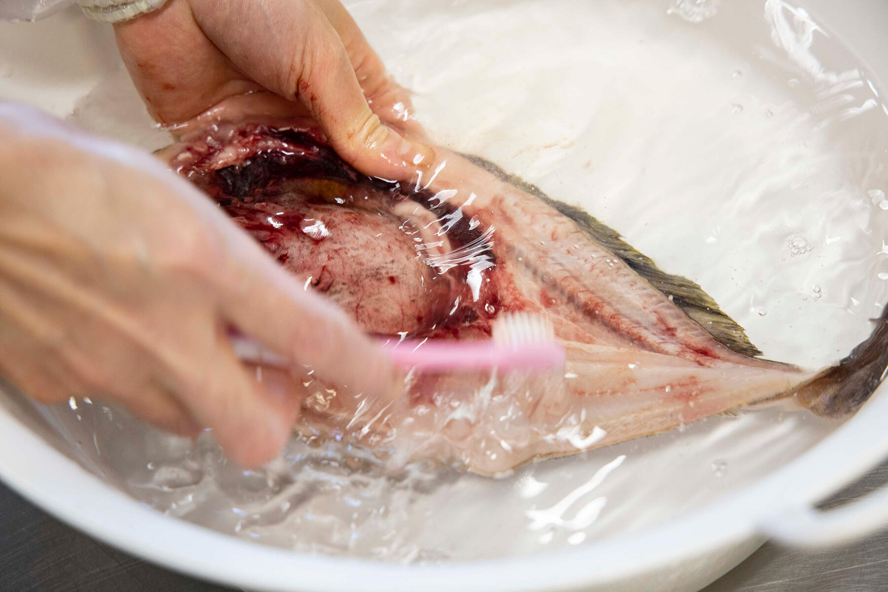 血や汚れを取り除く