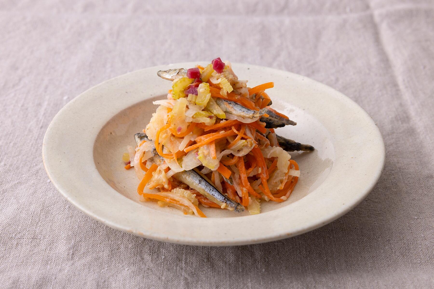 まろやか味の和サラダ。「混ぜて食べる揚げきびなごの梅マヨ和え」