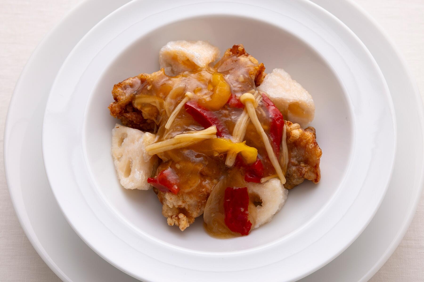 しっとりジューシーな「鶏唐揚げと蓮根の甘酢あん仕立て」