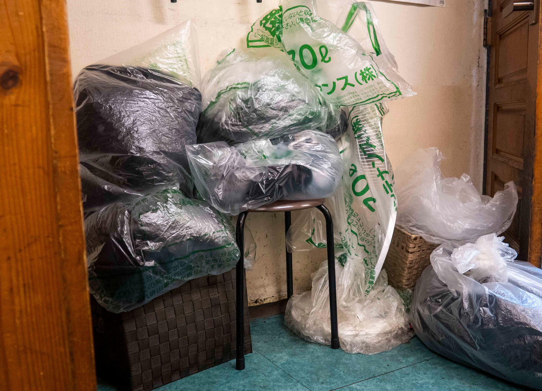 荷物を入れる70リットルの袋