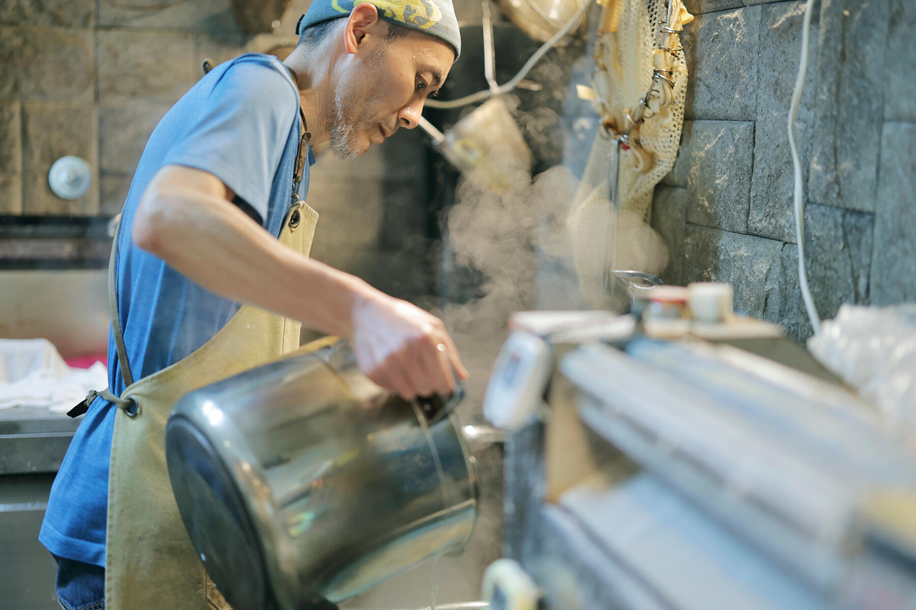 店内で麺を打つ中島さん
