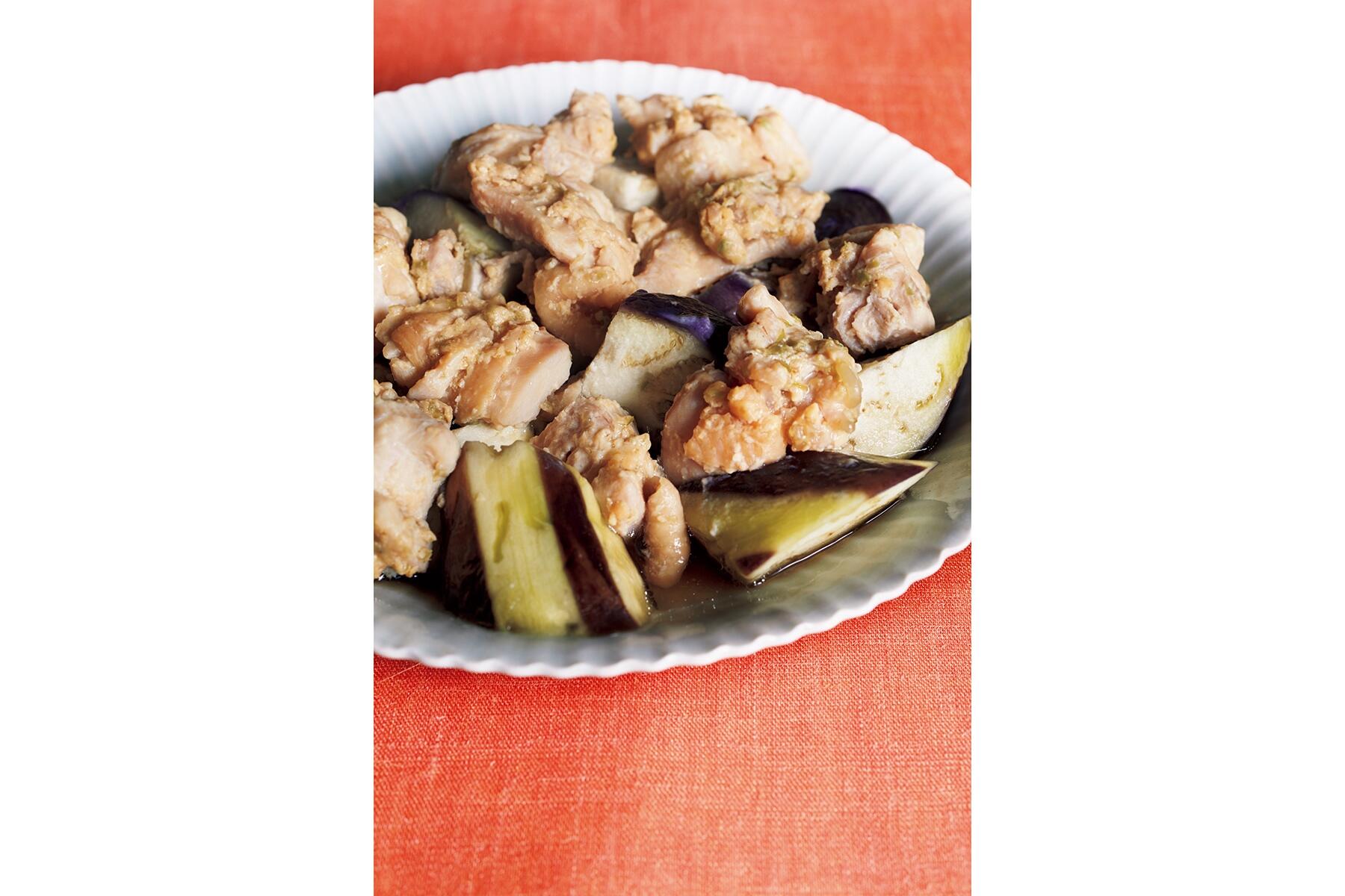 柚子胡椒が爽やかなアクセントの“なすと鶏肉の味噌蒸し”