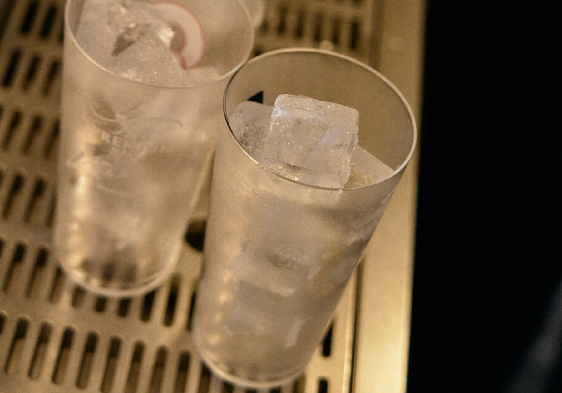 グラスに氷を満たす