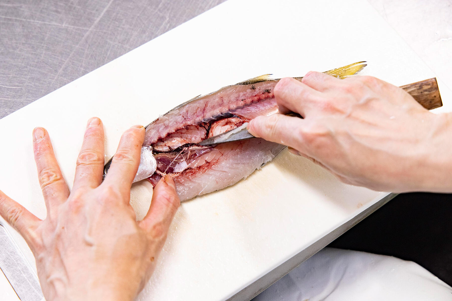 血合いと浮袋をそぐ