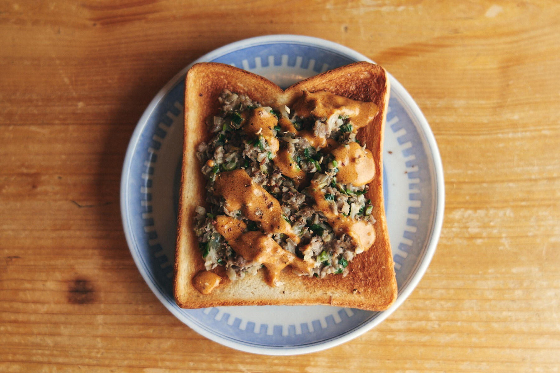 刺激的な美味しさ！"ラム肉とクミンの麻辣ダレトースト"