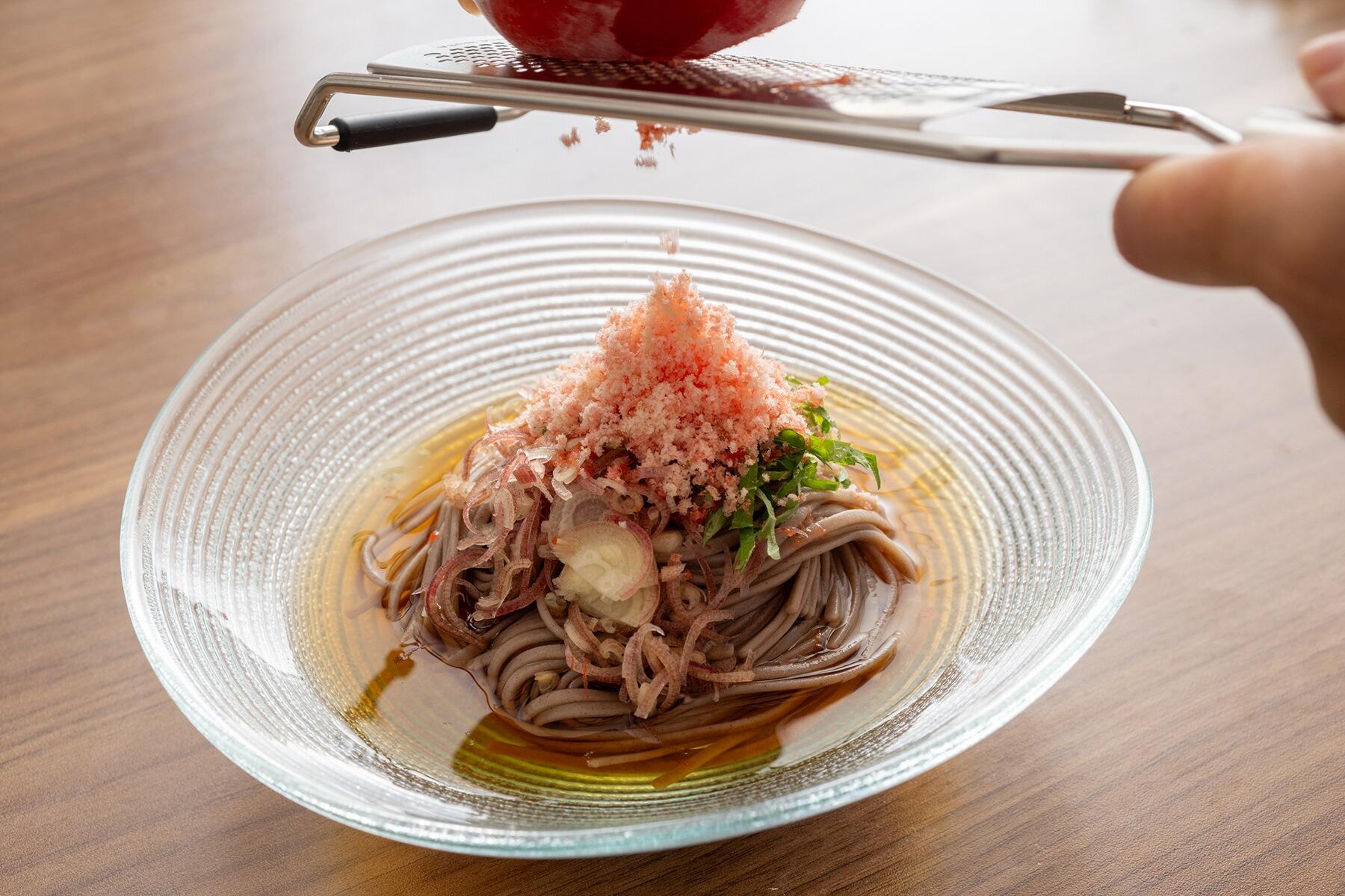 やわらかくなった“完熟トマト”は即冷凍！シャリシャリ涼やかな“トマトおろしそば”