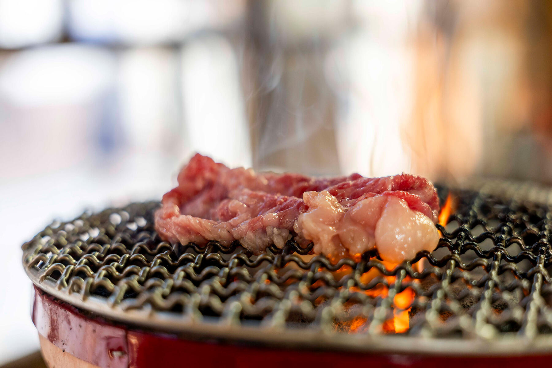 網の上の肉