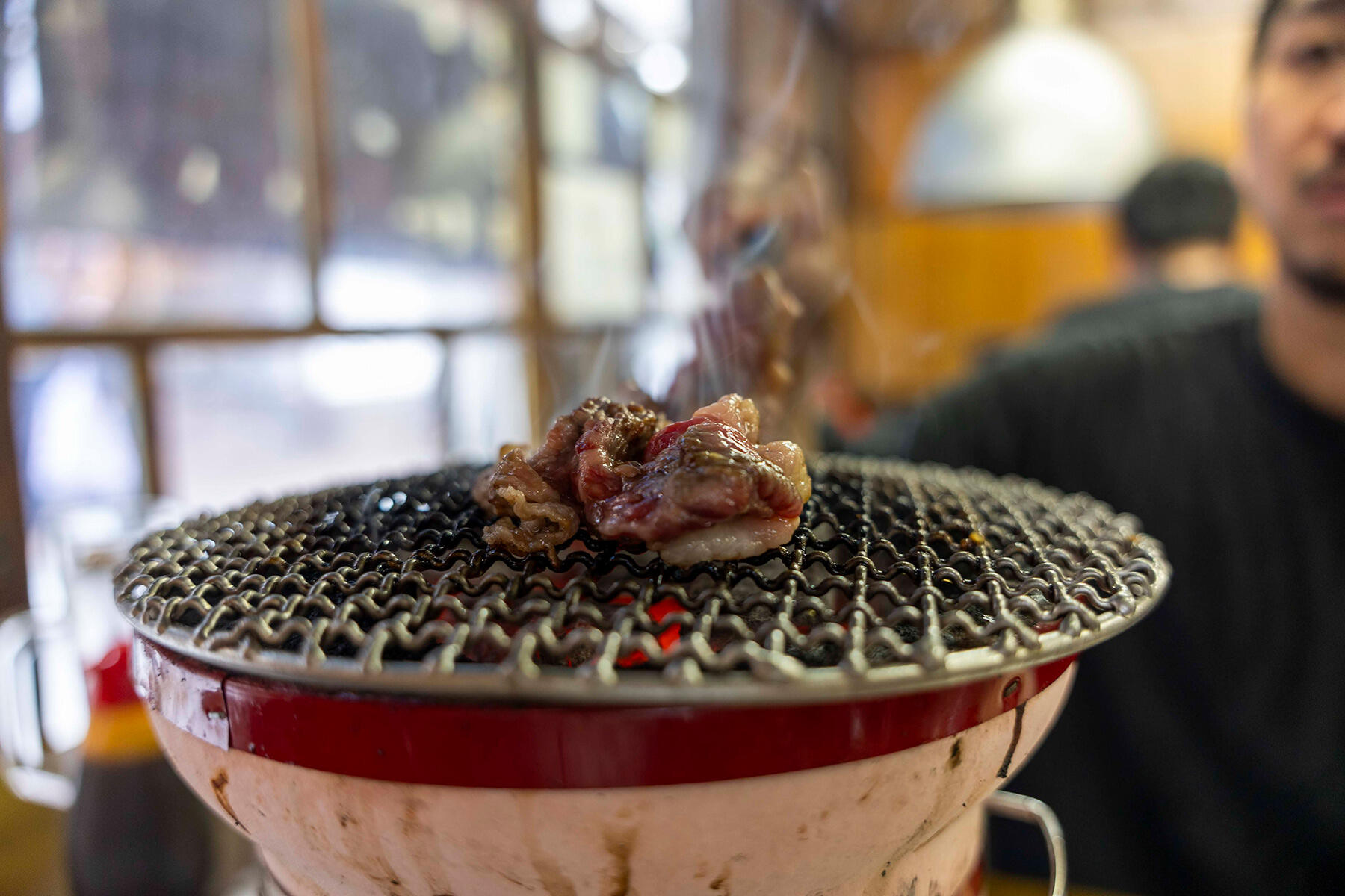 網の上の肉