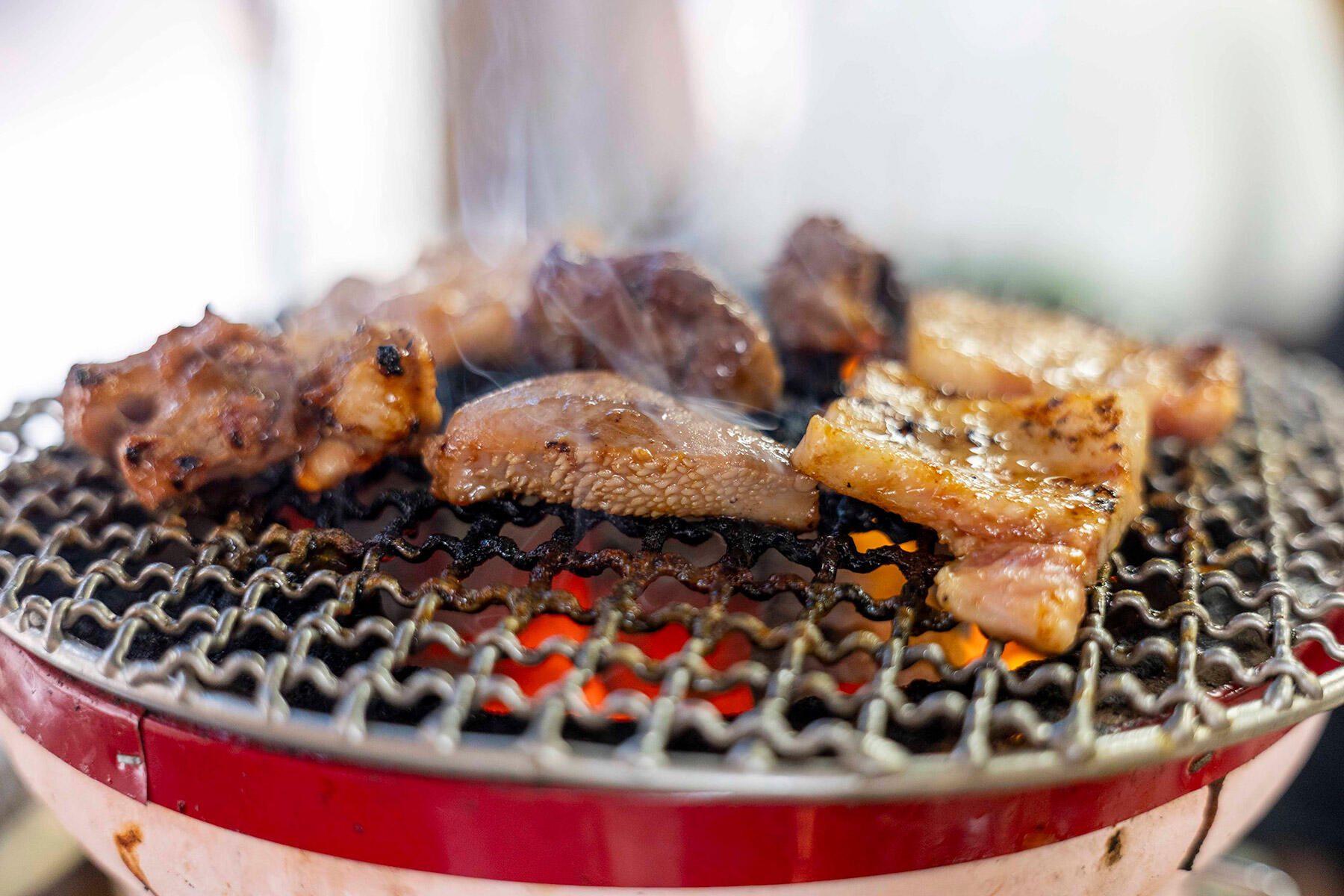 網の上の肉