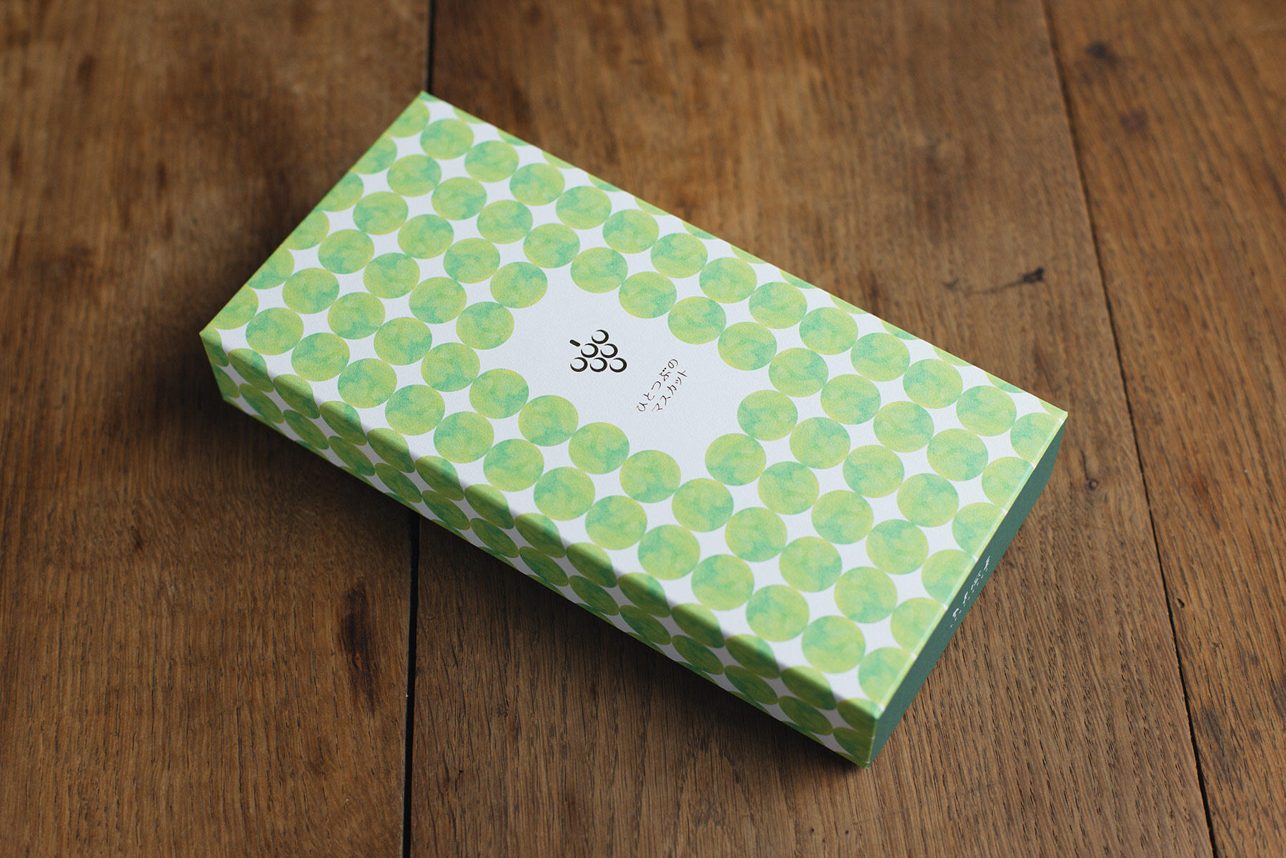 マスカットがデザインされた専用箱