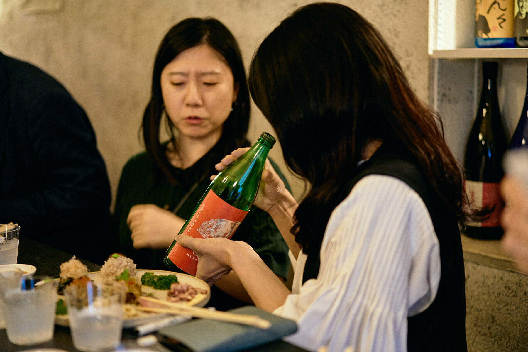 「BEYOND GODAI」を飲む参加者