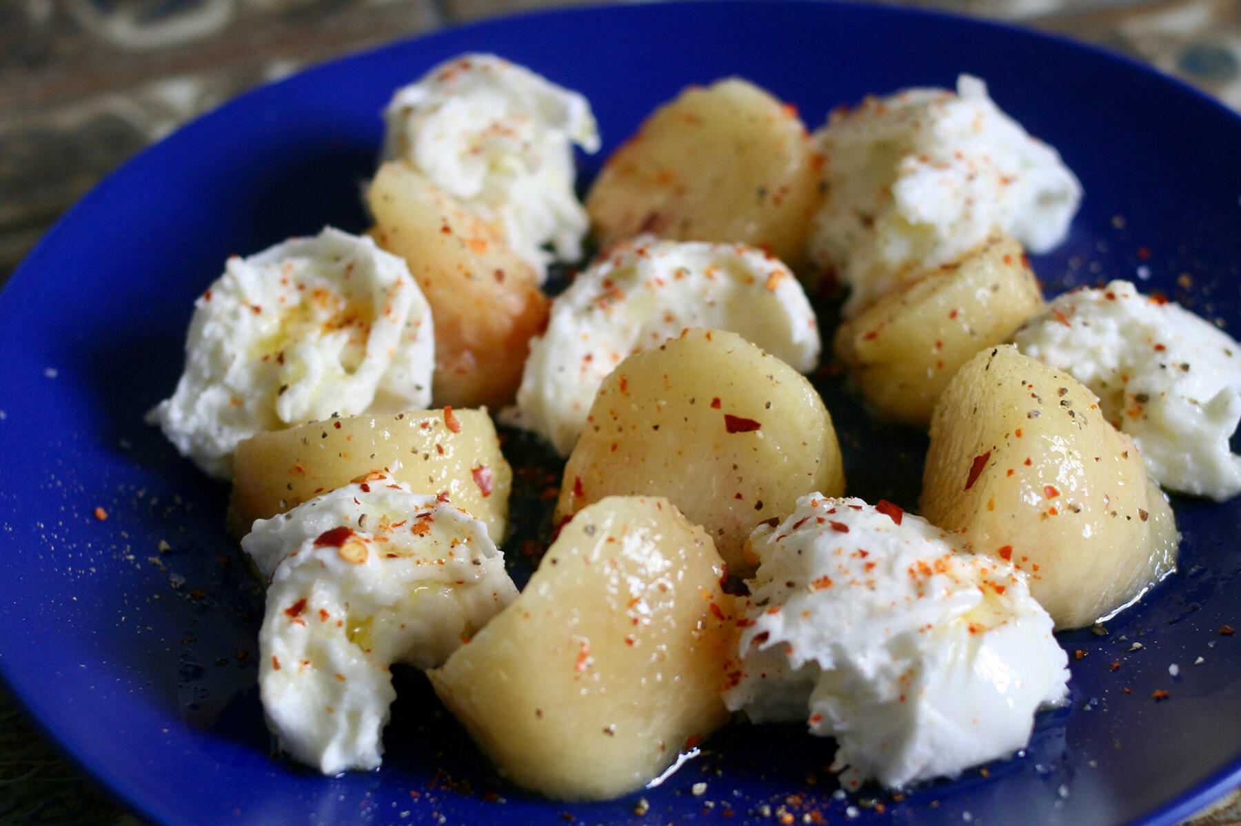 辻 仁成の“パリ・サラダ”｜第三十三回“桃とモッツァレラチーズのサラダ”