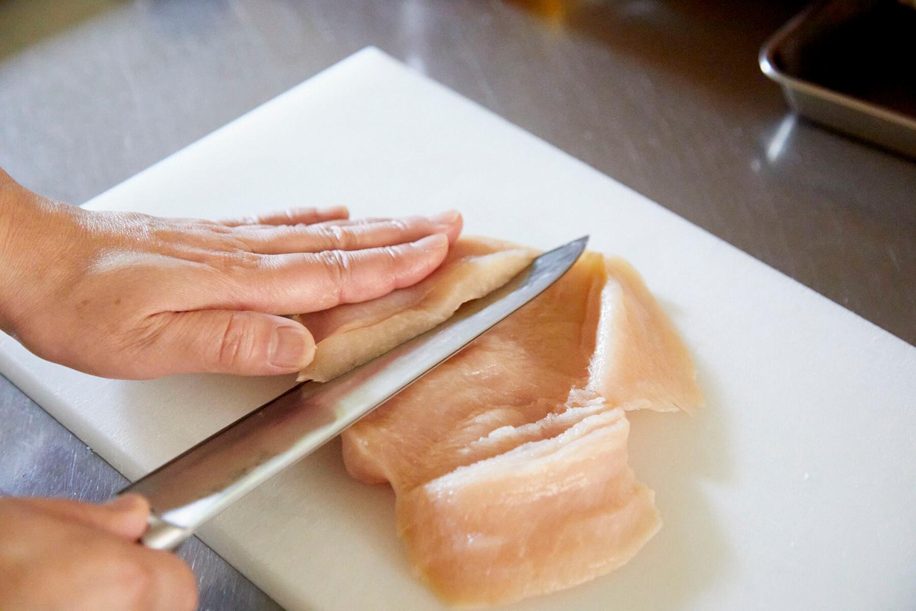 鶏むね肉を開く