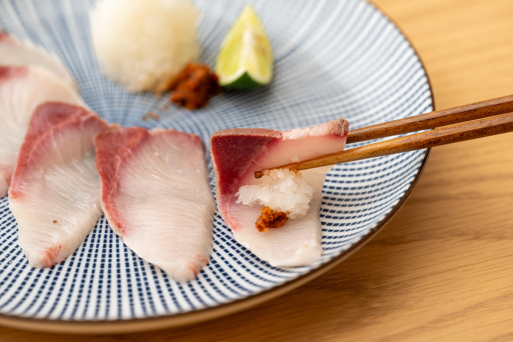 湯締めブリの刺身