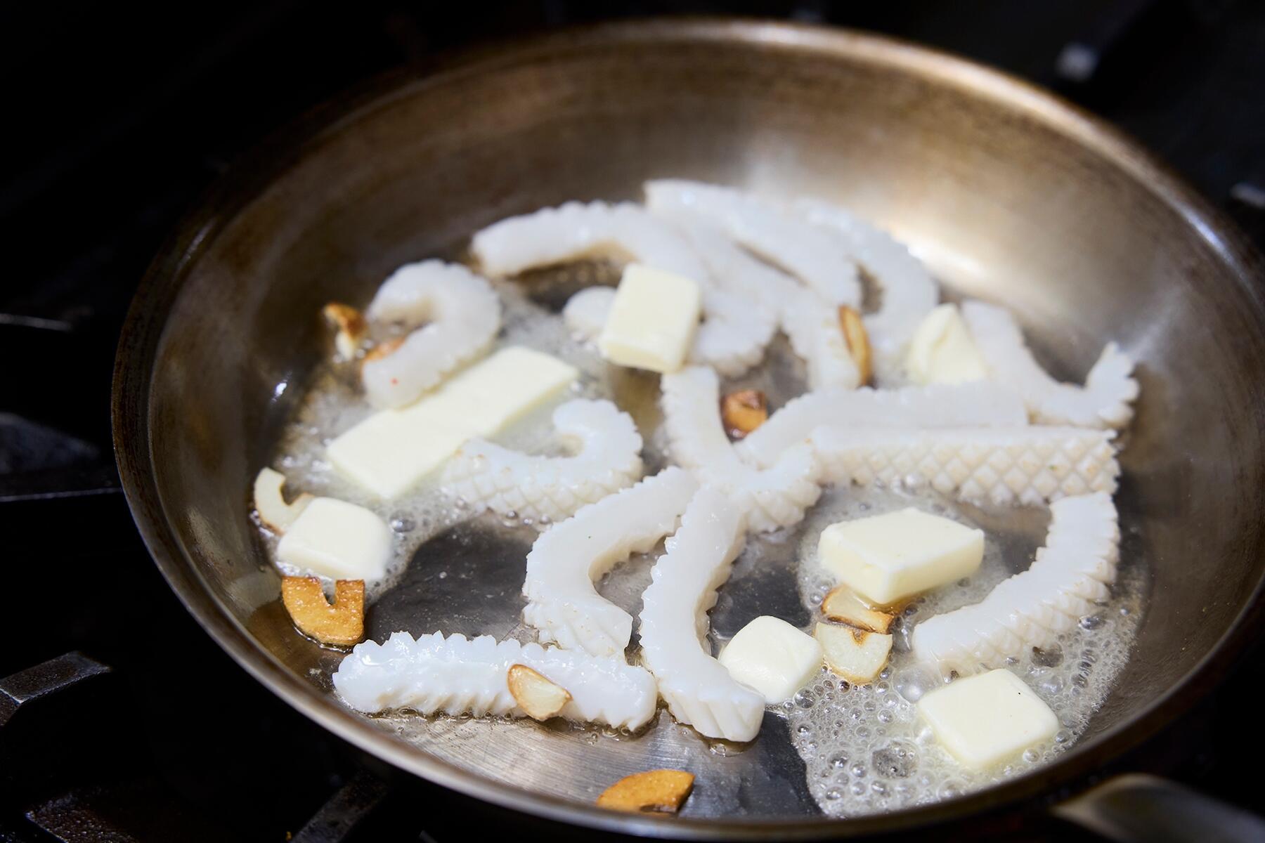 ナンプラーを加える