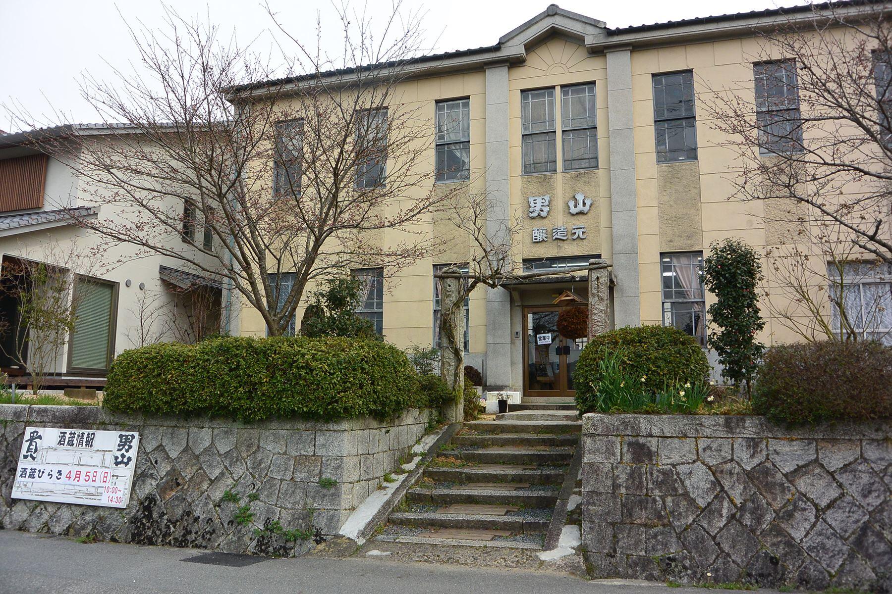 旧山陽道に沿って建つ永山本家酒造場