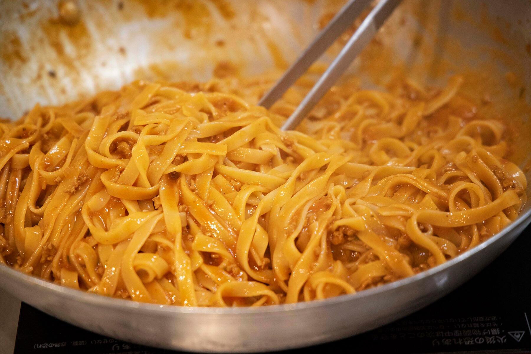 パスタをゆで、ソースと合わせる