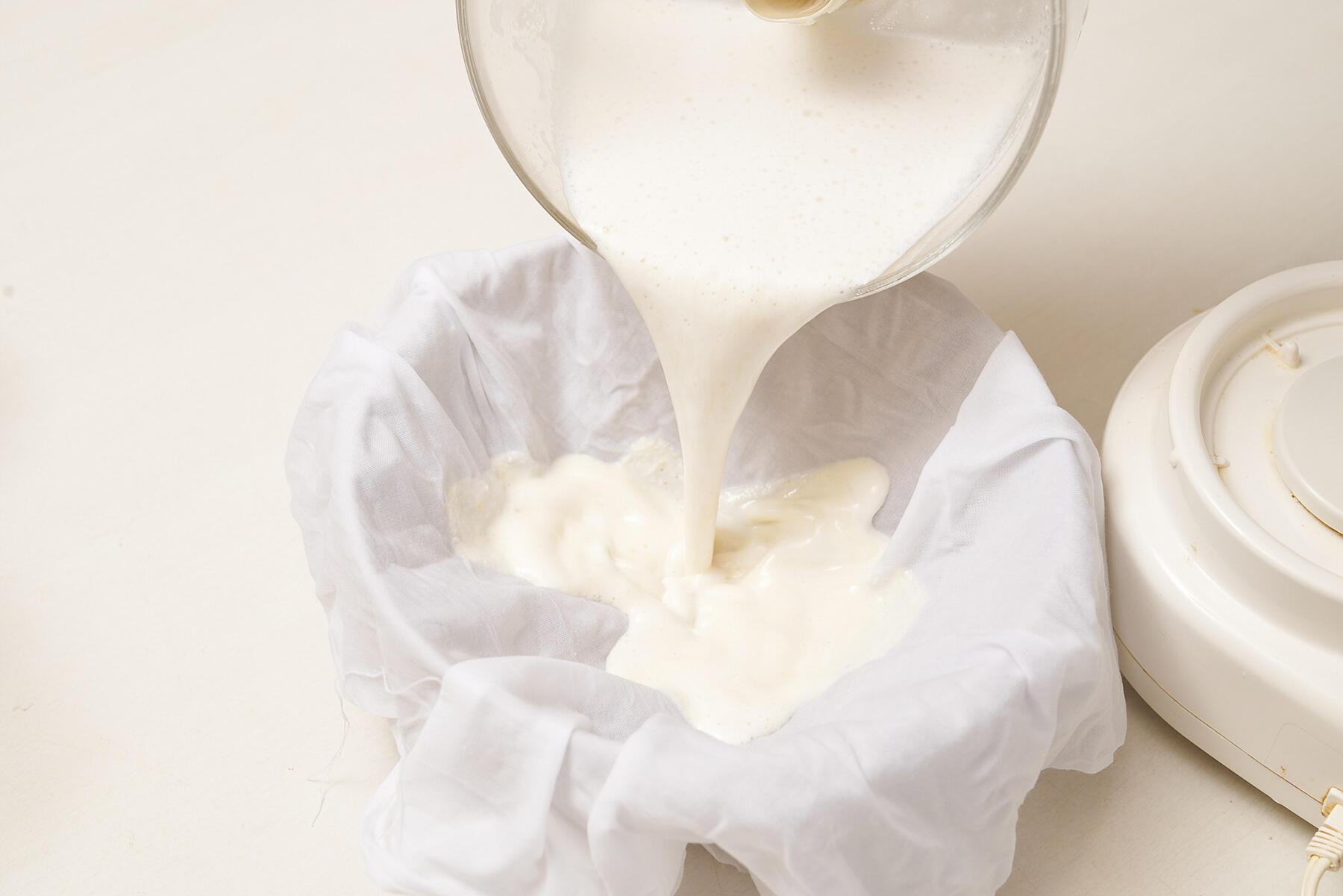 杏仁のエキスを取り出す