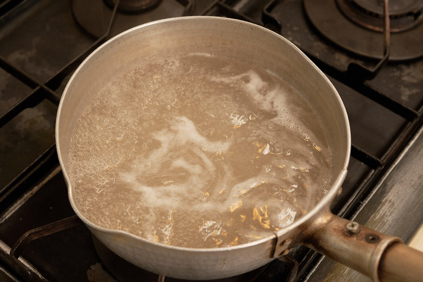 寒天を煮て濾す