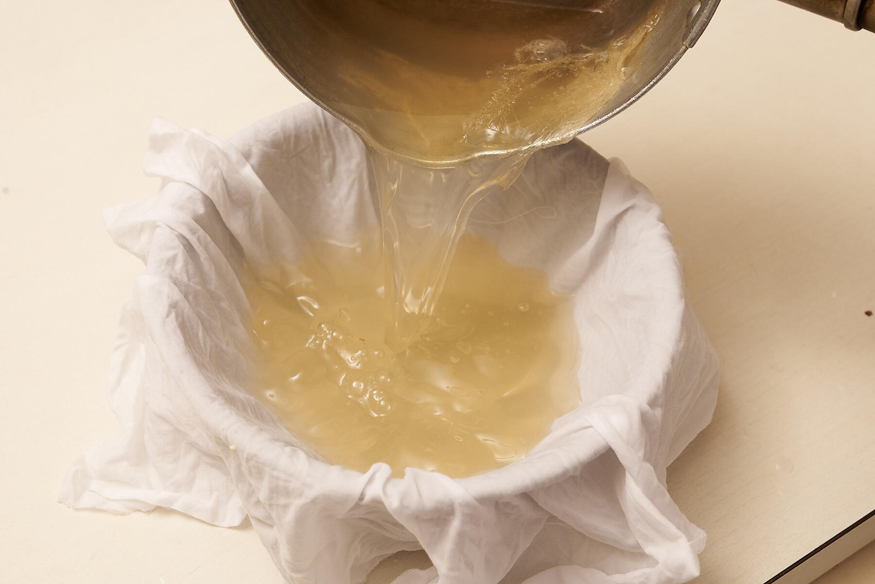 寒天を煮て濾す