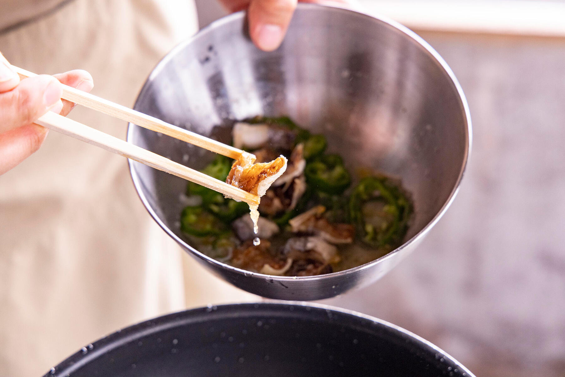 マリネ液にカマスを浸ける