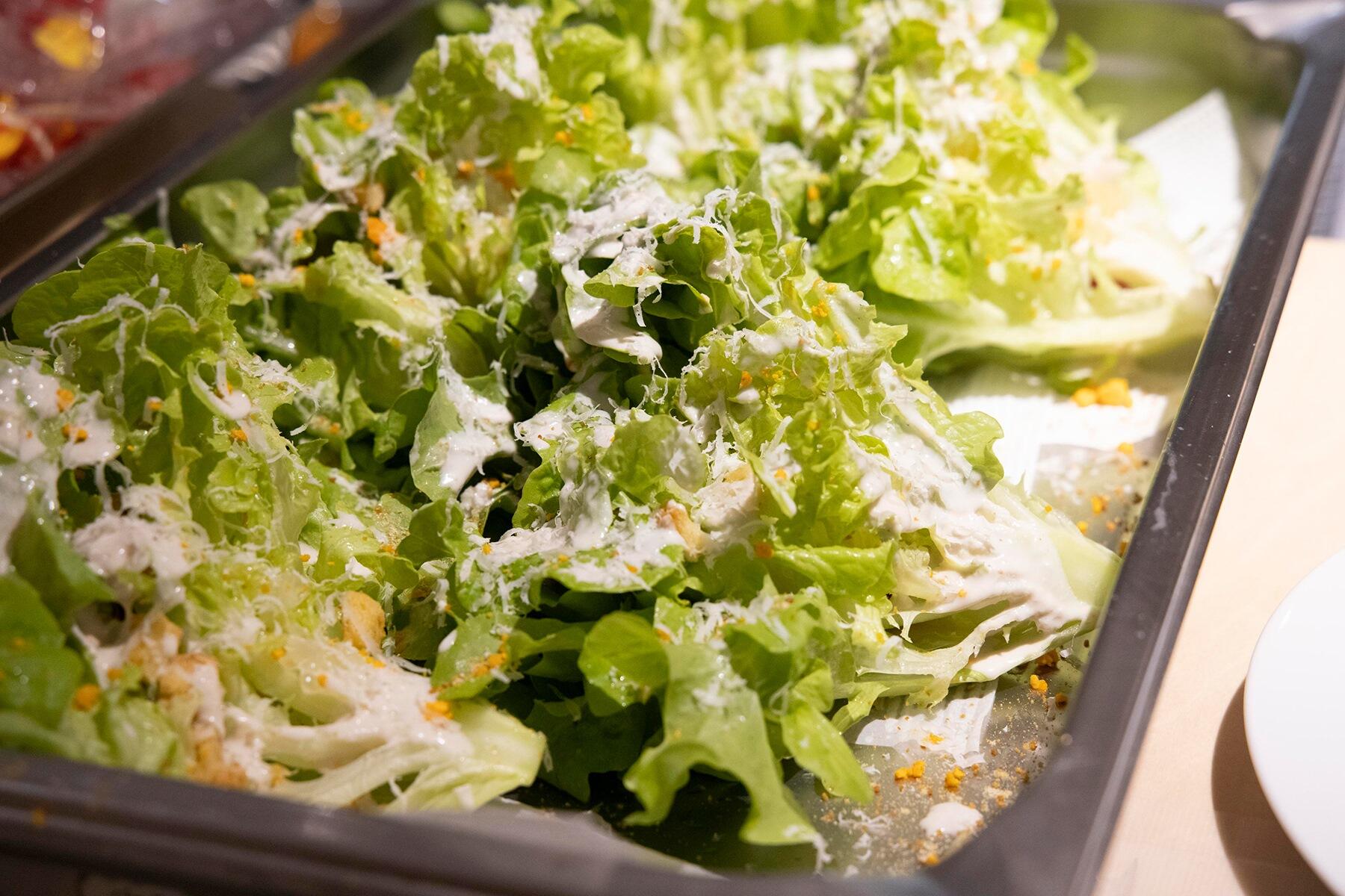 レタスとドレッシングを合わせる