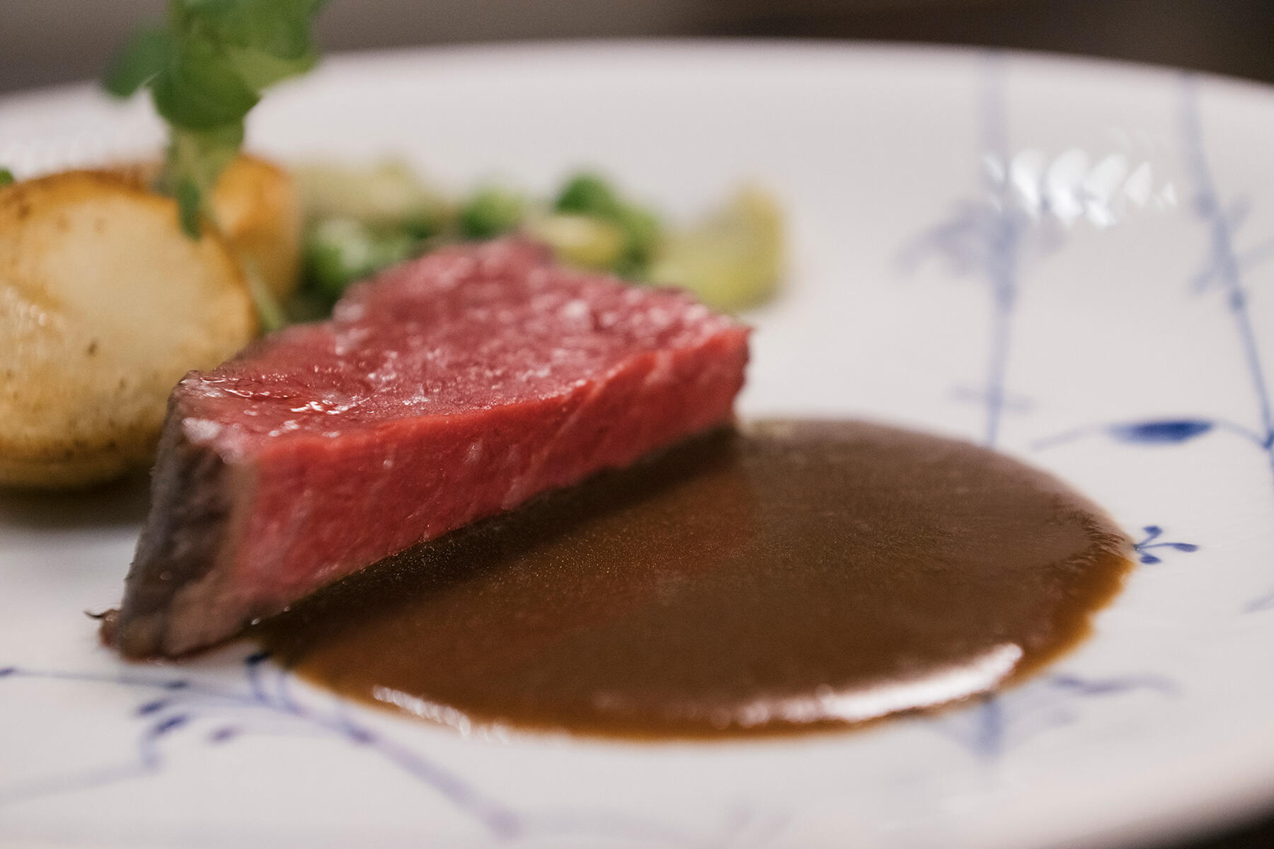 「蒲原牛のイチボのロースト、ブルーチーズのソース 新じゃがいも、そら豆、スナップえんどう」