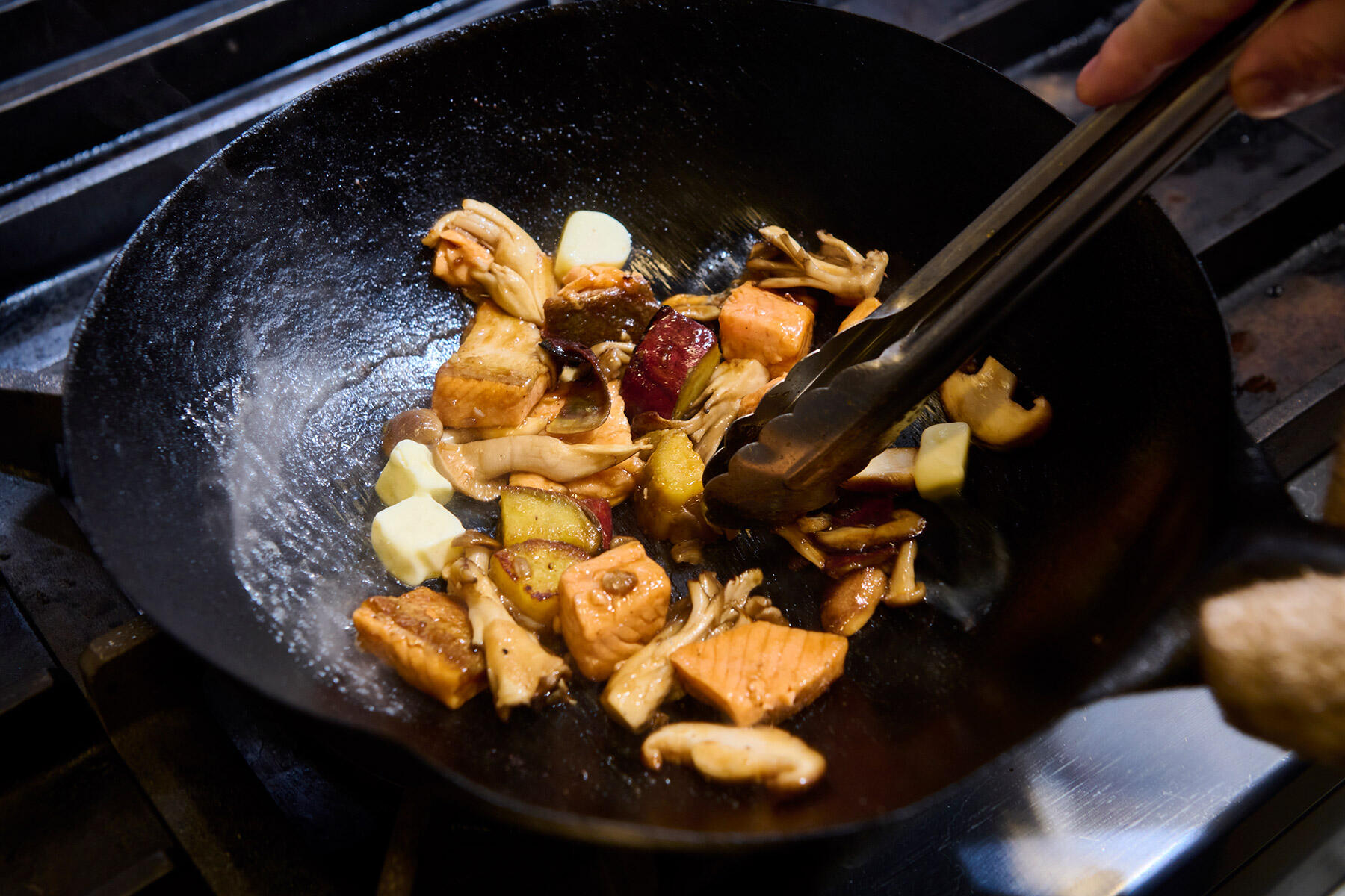 角切りのバターを投入